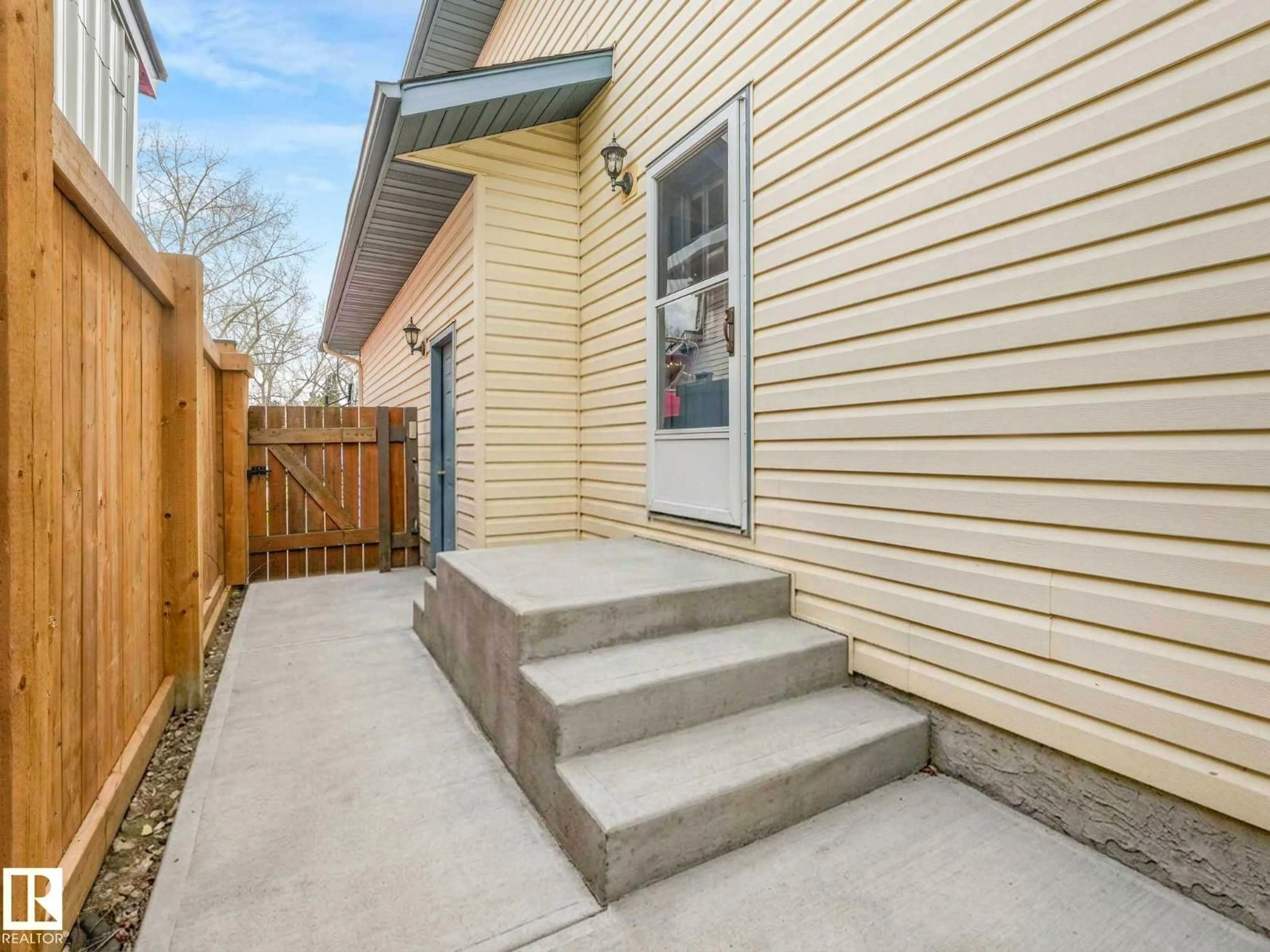 Patio, street for 7 HAVEN, Devon Alberta T9G1J7