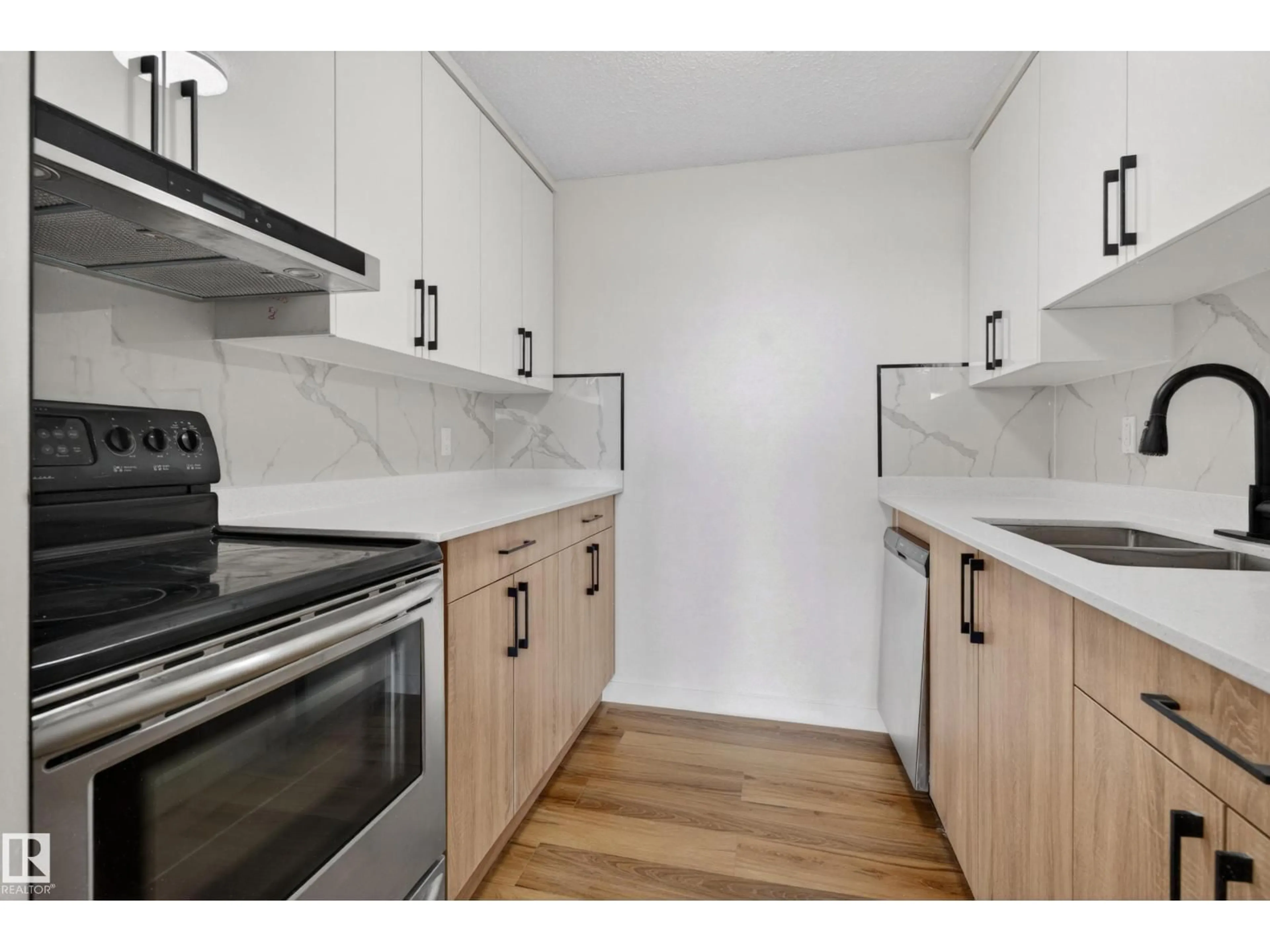 Standard kitchen, wood/laminate floor for 90 - 8745 165 ST, Edmonton Alberta T5R2R7