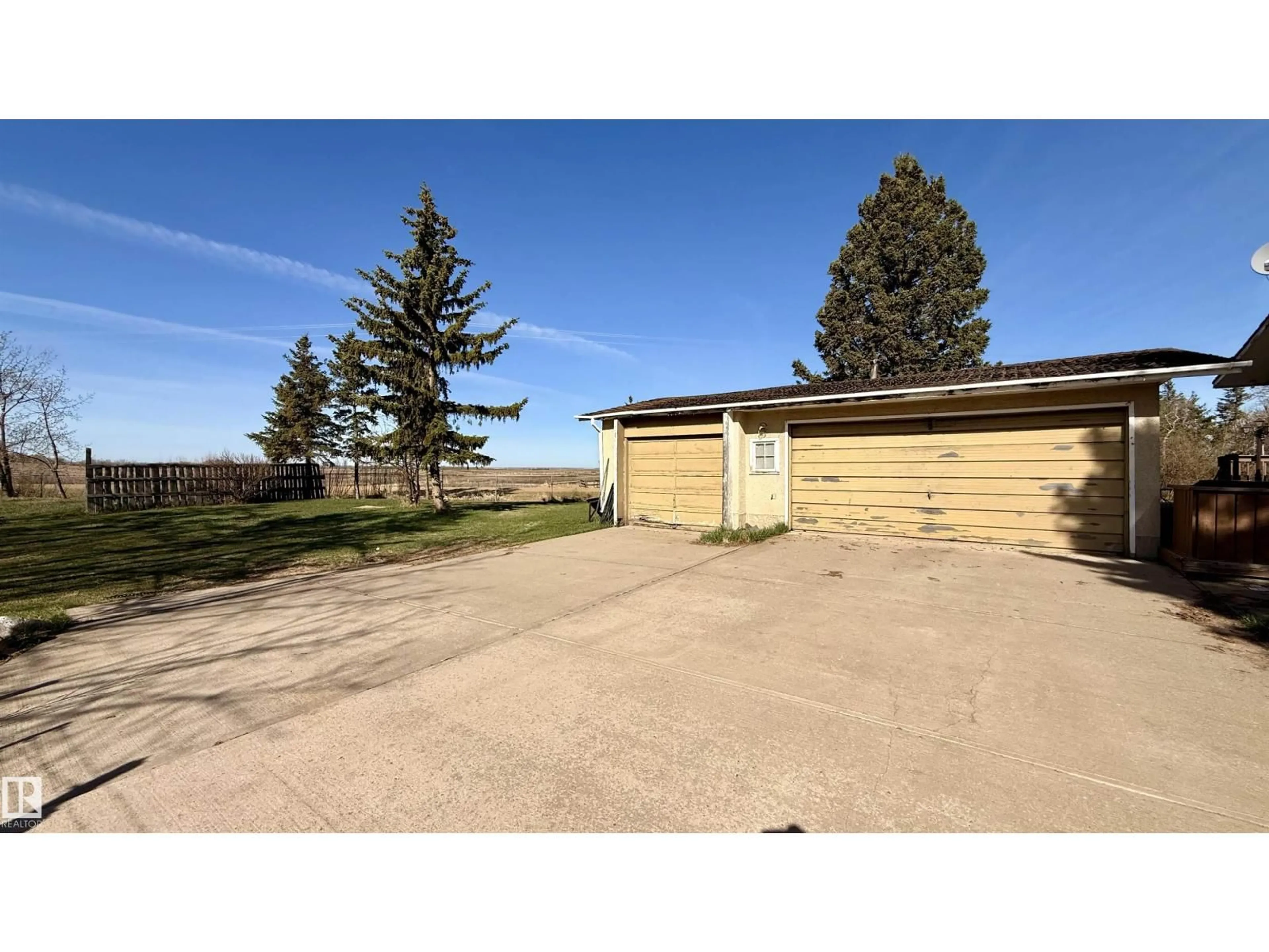 A pic from outside/outdoor area/front of a property/back of a property/a pic from drone, unknown for 175 - 165 540073, Rural Lamont County Alberta T0B2B0