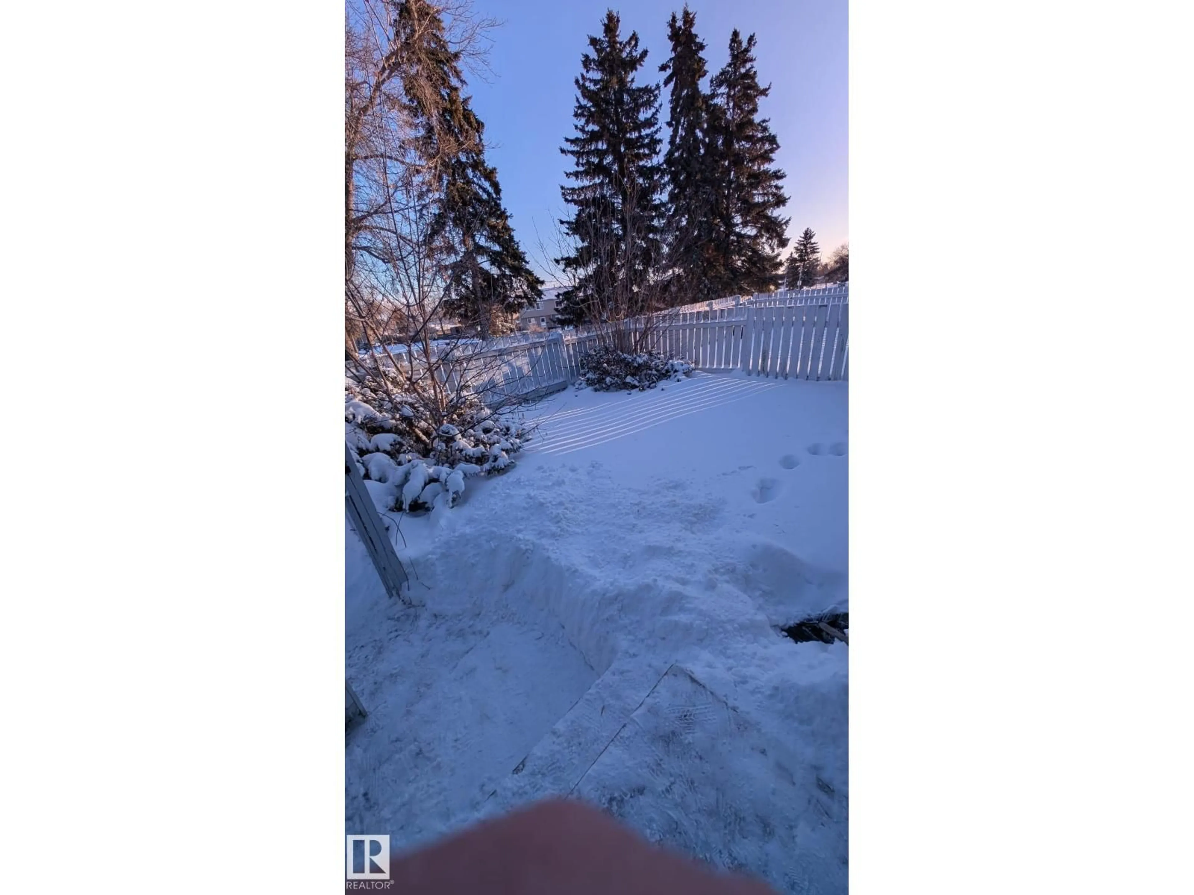 Blurry image for 4 AMBERLY CT, Edmonton Alberta T5A2H9