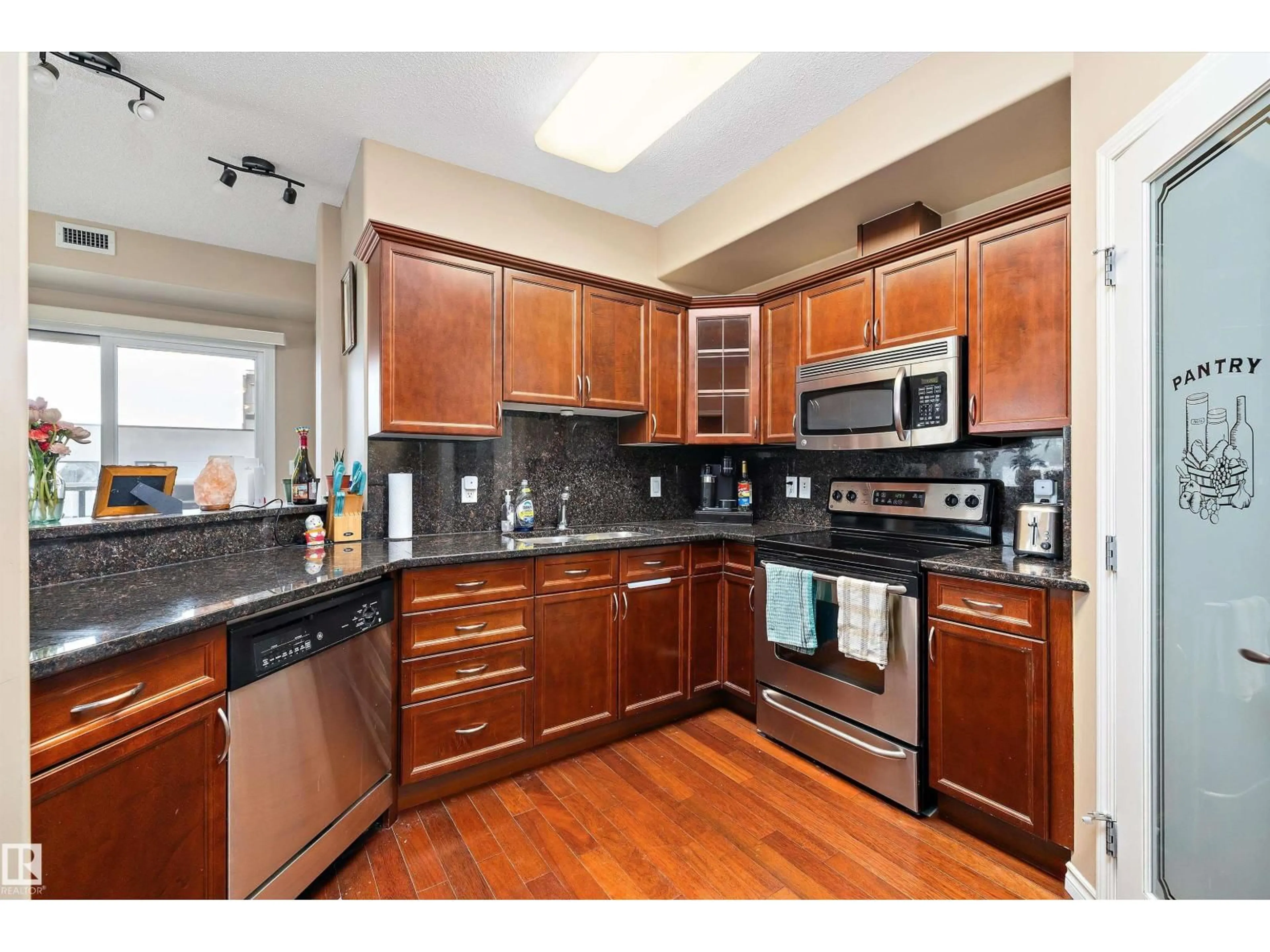 Standard kitchen, unknown for 904 - 9707 106 ST, Edmonton Alberta T5K0B7