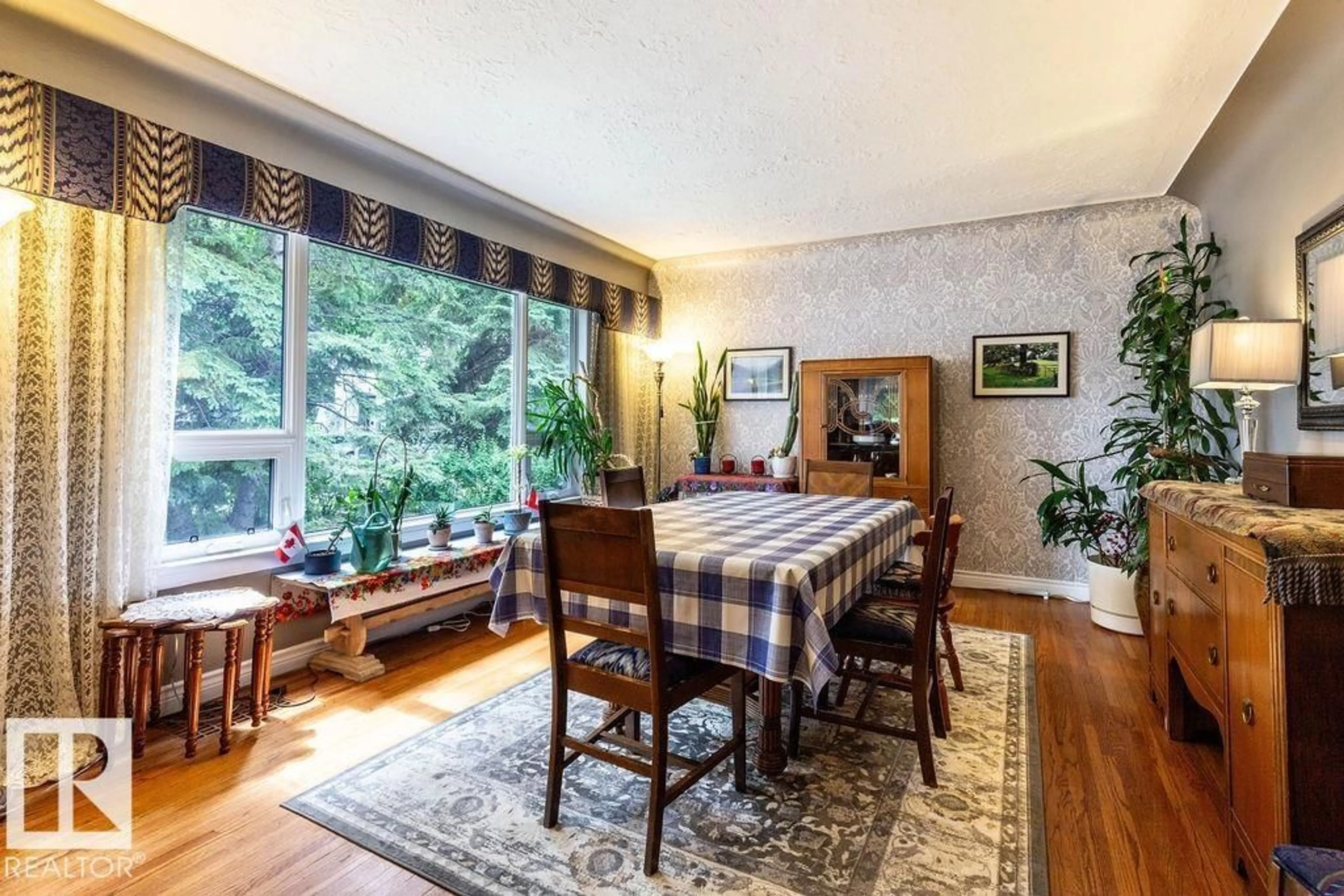 Dining room, wood/laminate floor for 14014 106 AV, Edmonton Alberta T5N1B2