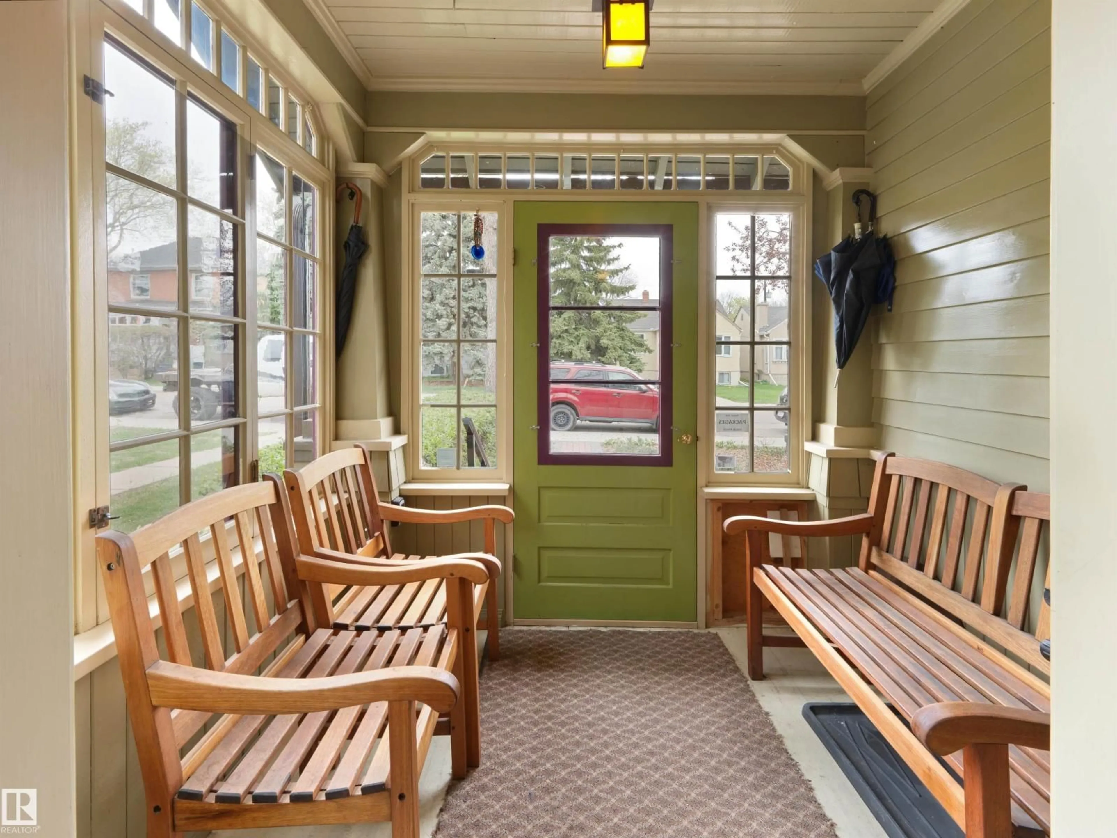 Indoor entryway for 9739 86 AV, Edmonton Alberta T6E2L3