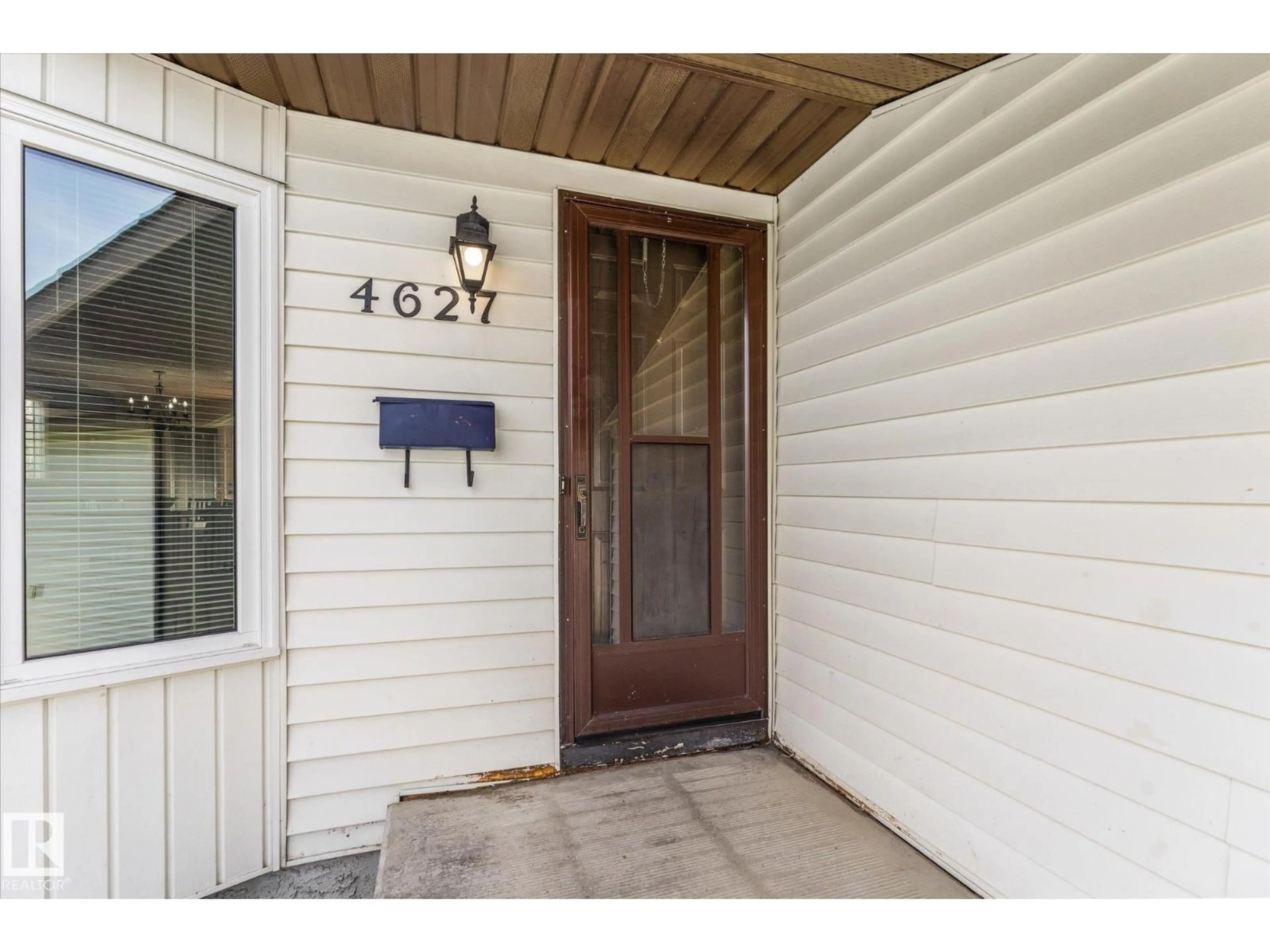 Indoor entryway for 4627 10A AV, Edmonton Alberta T6L4E4