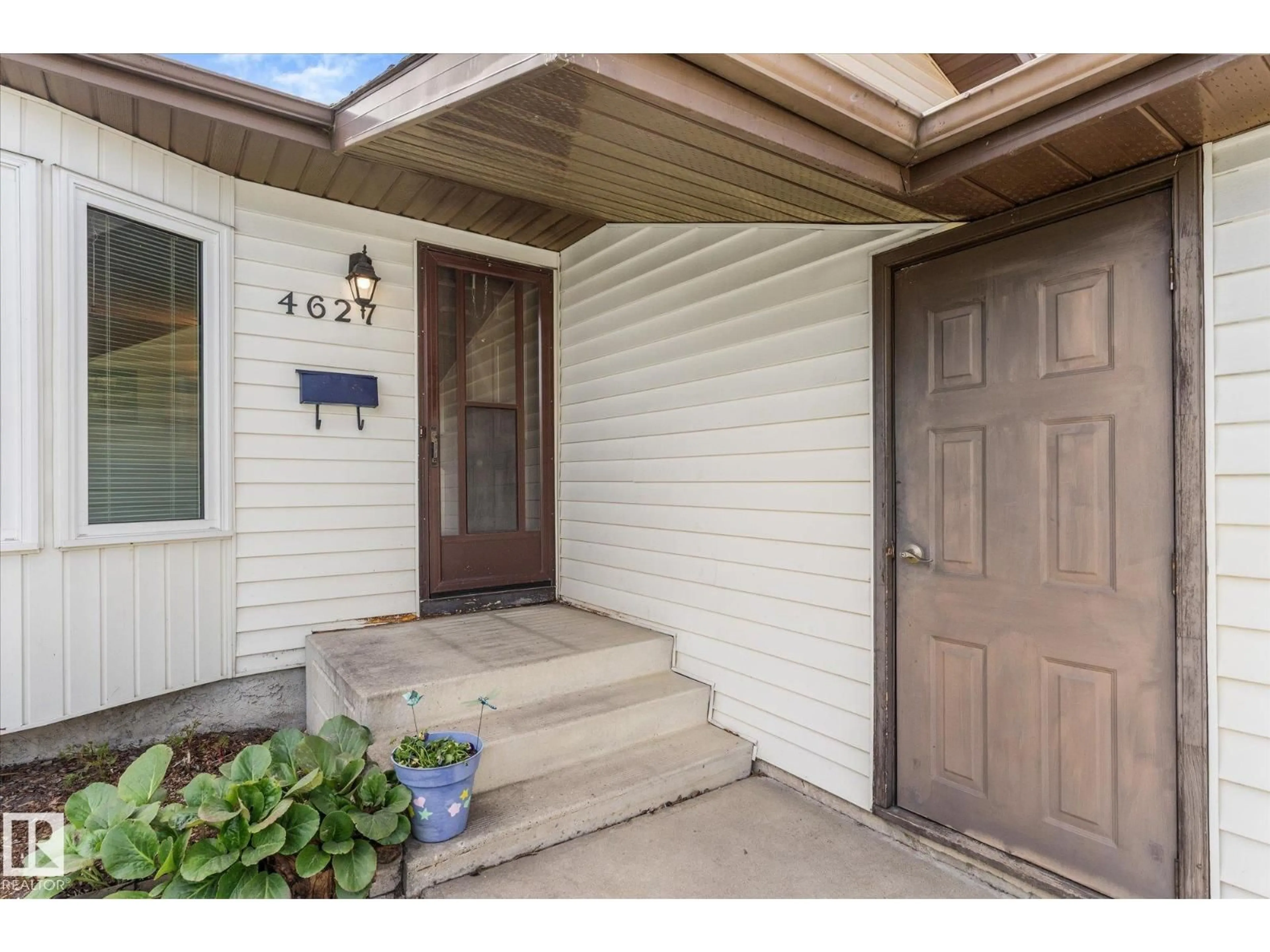 Indoor entryway for 4627 10A AV, Edmonton Alberta T6L4E4