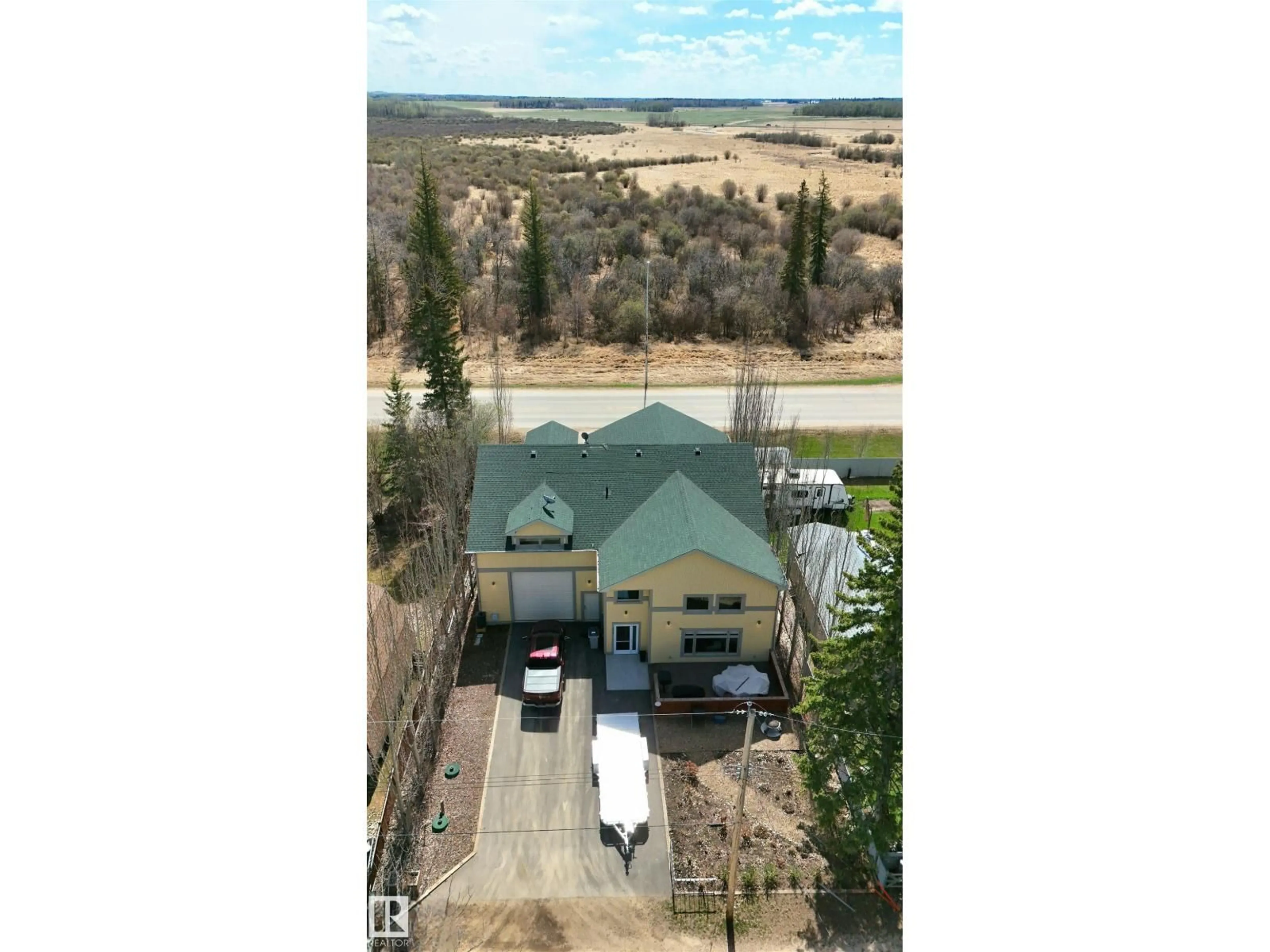 A pic from outside/outdoor area/front of a property/back of a property/a pic from drone, unknown for 1017 2AVE, Rural Wetaskiwin County Alberta T0C1X0