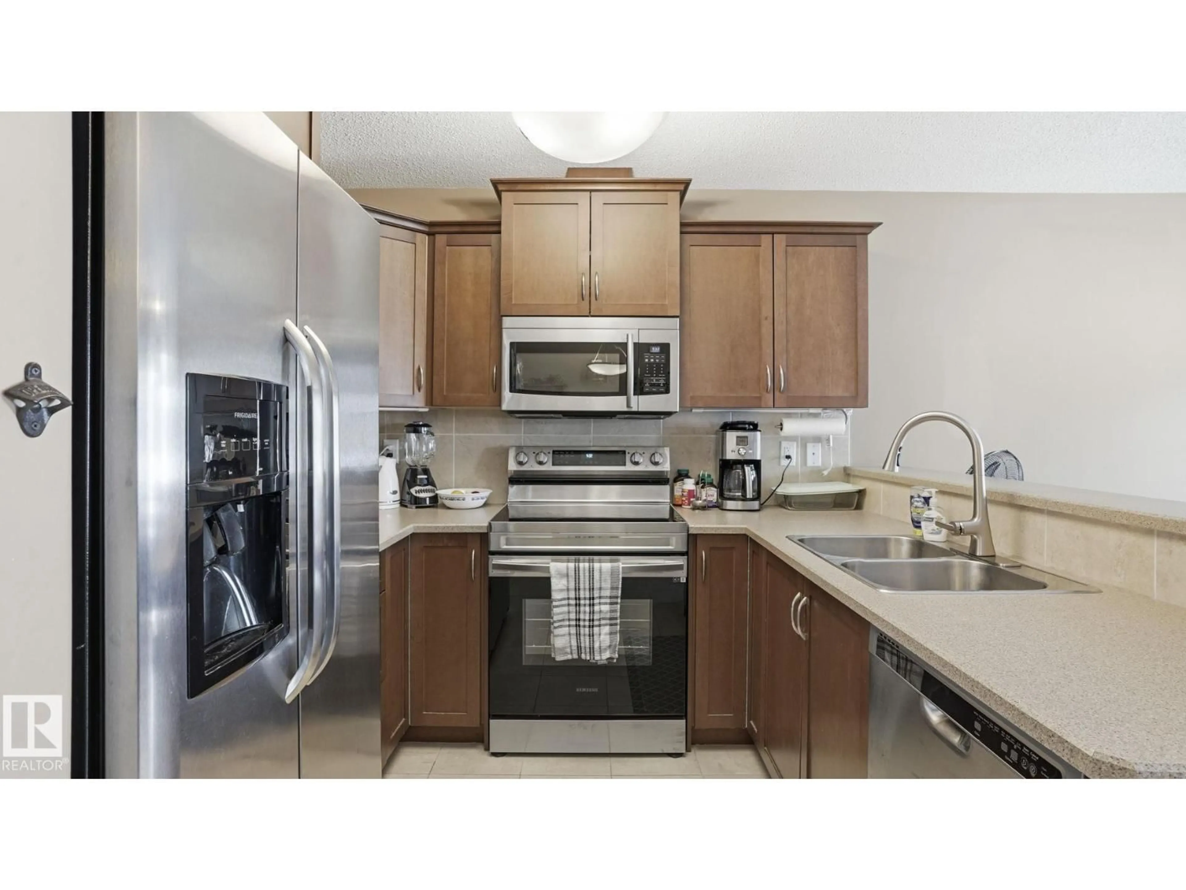 Standard kitchen, ceramic/tile floor for 29 9511 102 AV NW, Morinville Alberta T8R0C6