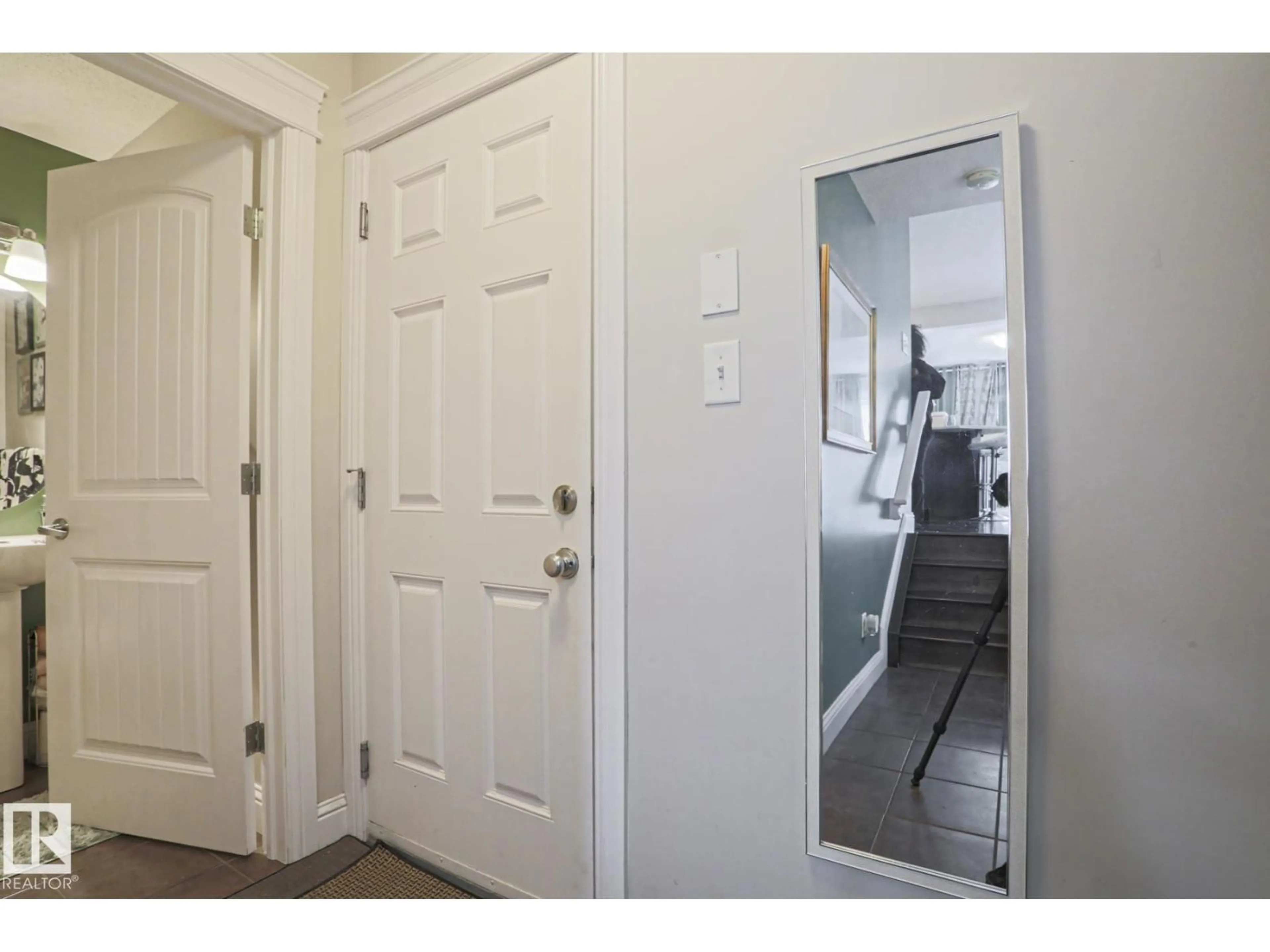 Indoor entryway for SW - 1621 64 ST, Edmonton Alberta T6X0N2