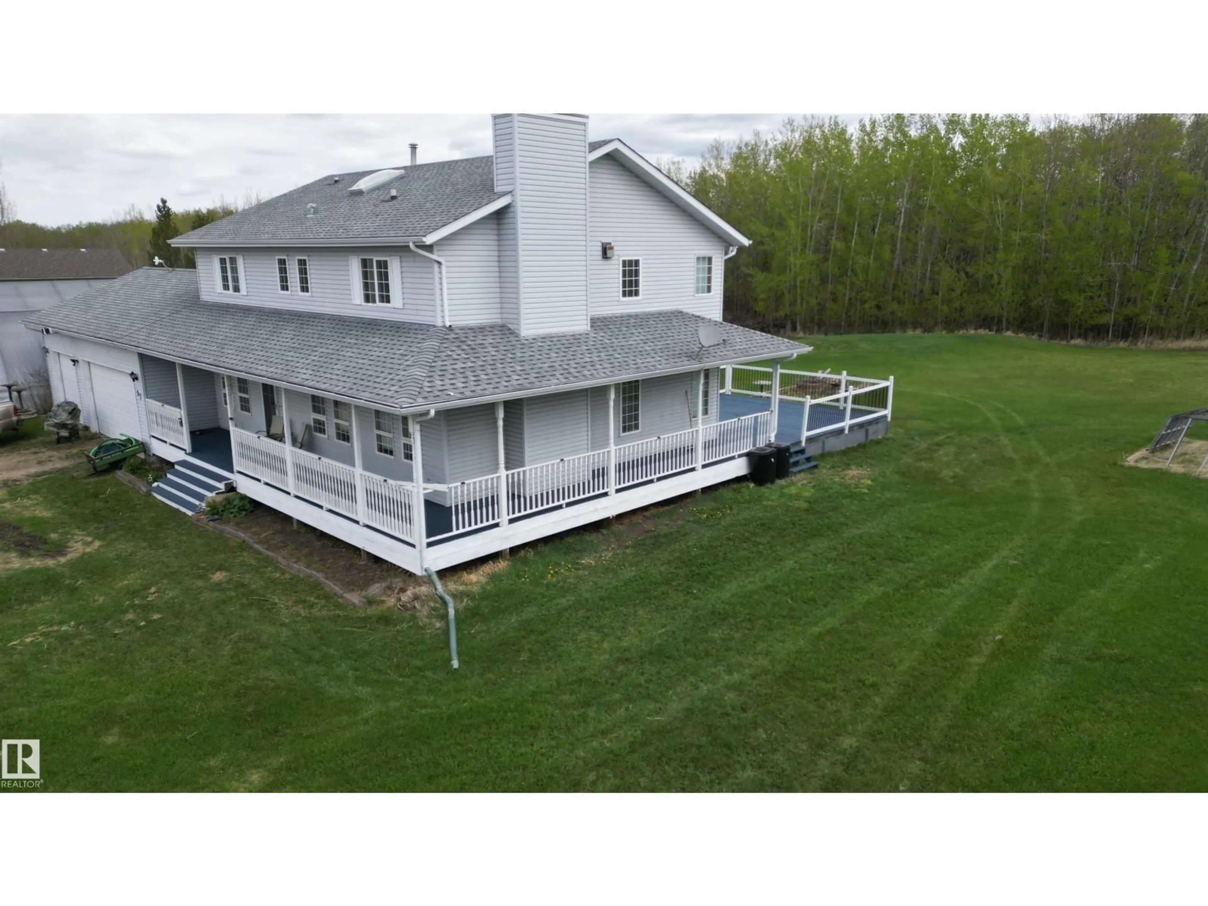 A pic from outside/outdoor area/front of a property/back of a property/a pic from drone, unknown for 51309 - 97 RGE ROAD 225, Rural Strathcona County Alberta T8C1H3