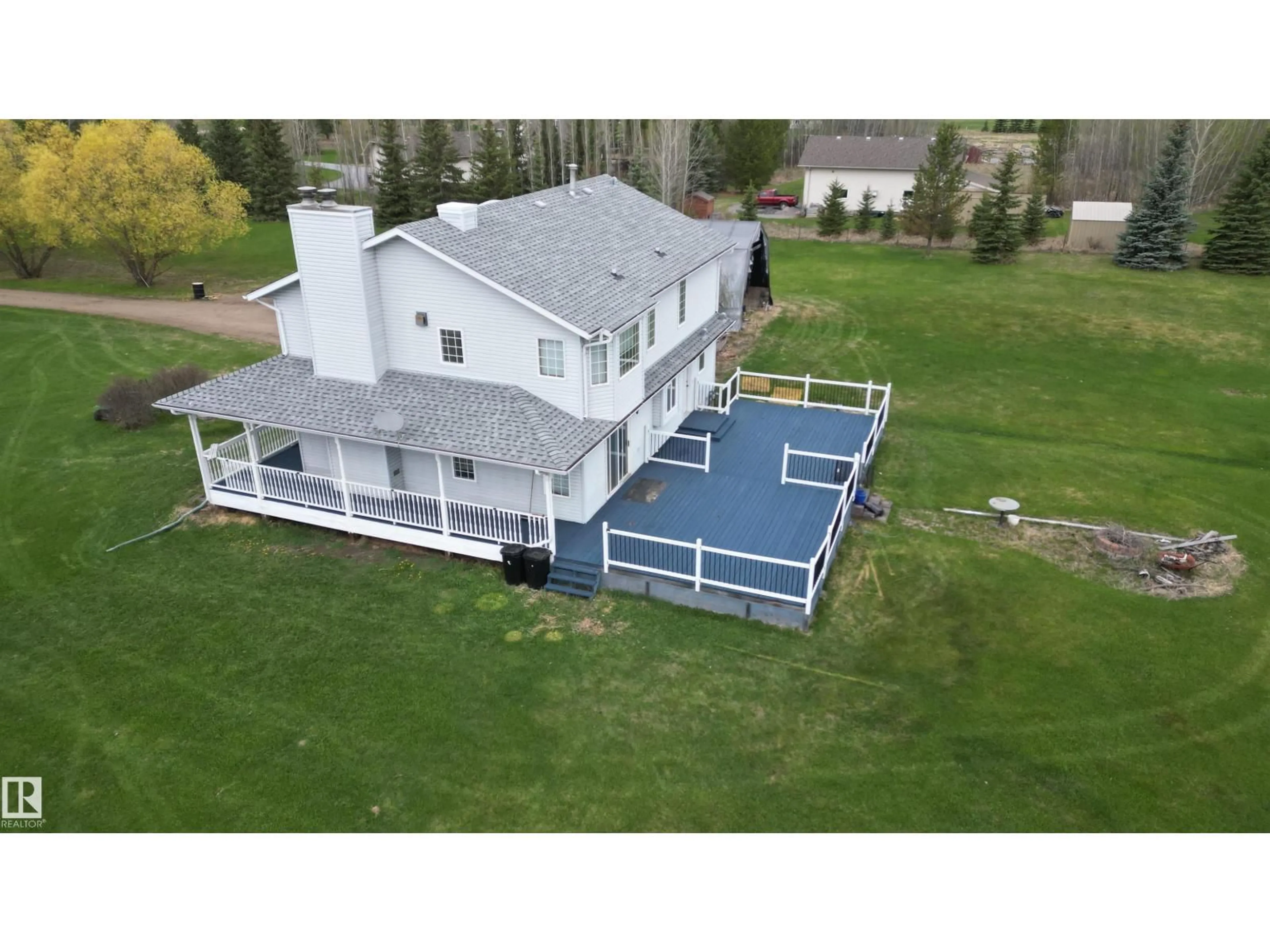 A pic from outside/outdoor area/front of a property/back of a property/a pic from drone, unknown for 51309 - 97 RGE ROAD 225, Rural Strathcona County Alberta T8C1H3