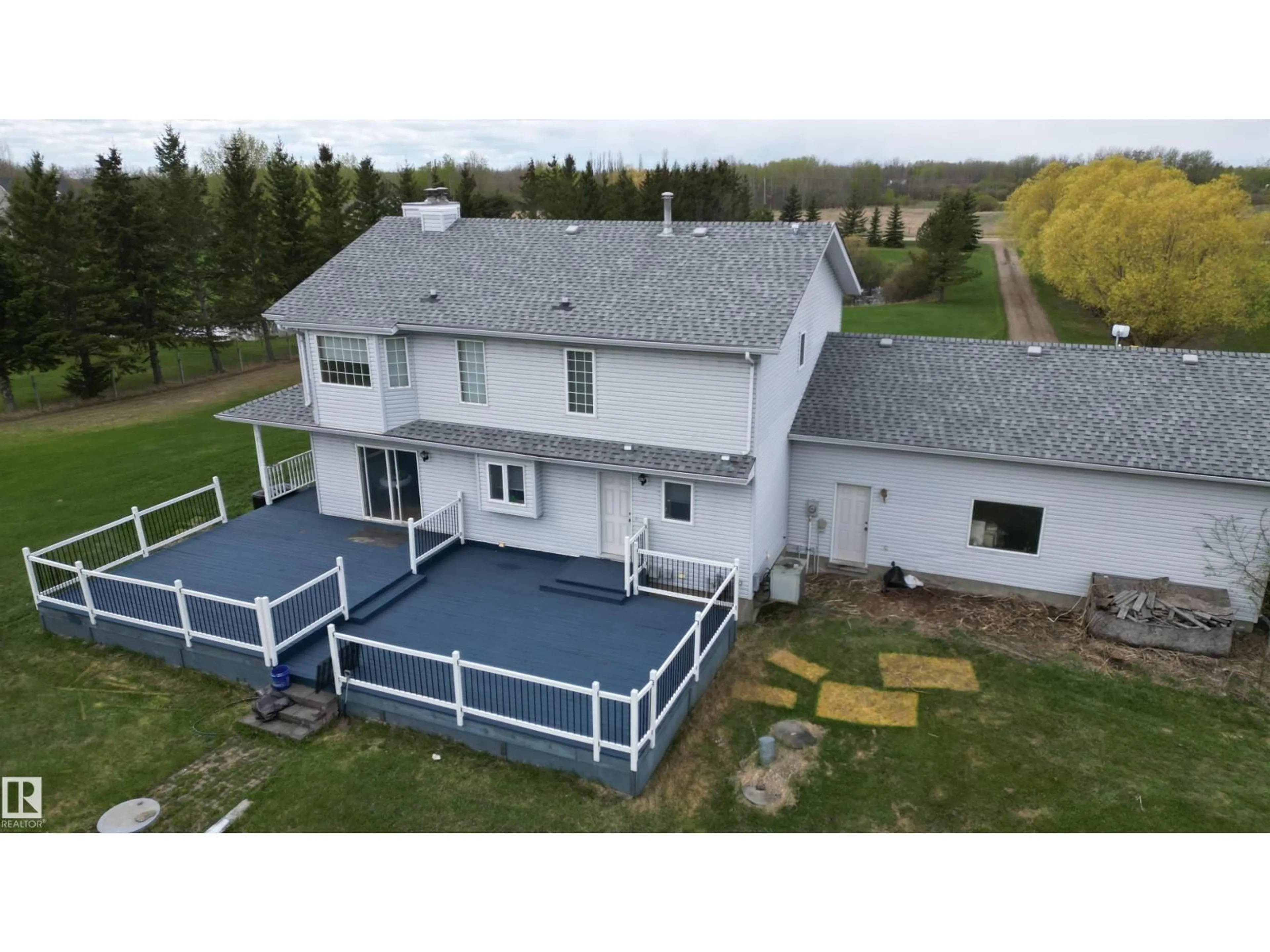 A pic from outside/outdoor area/front of a property/back of a property/a pic from drone, building for 51309 - 97 RGE ROAD 225, Rural Strathcona County Alberta T8C1H3