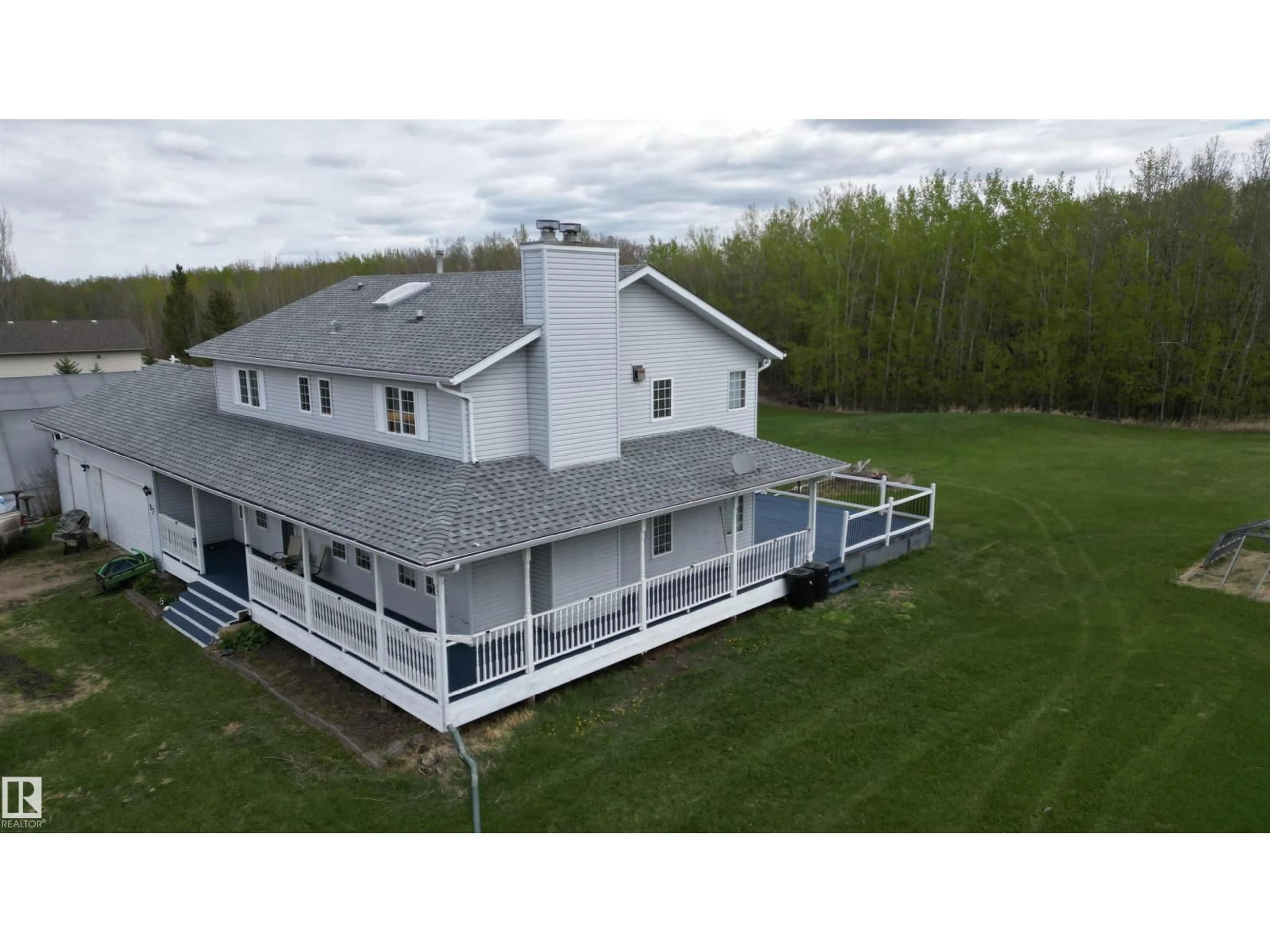 A pic from outside/outdoor area/front of a property/back of a property/a pic from drone, building for 51309 - 97 RGE ROAD 225, Rural Strathcona County Alberta T8C1H3