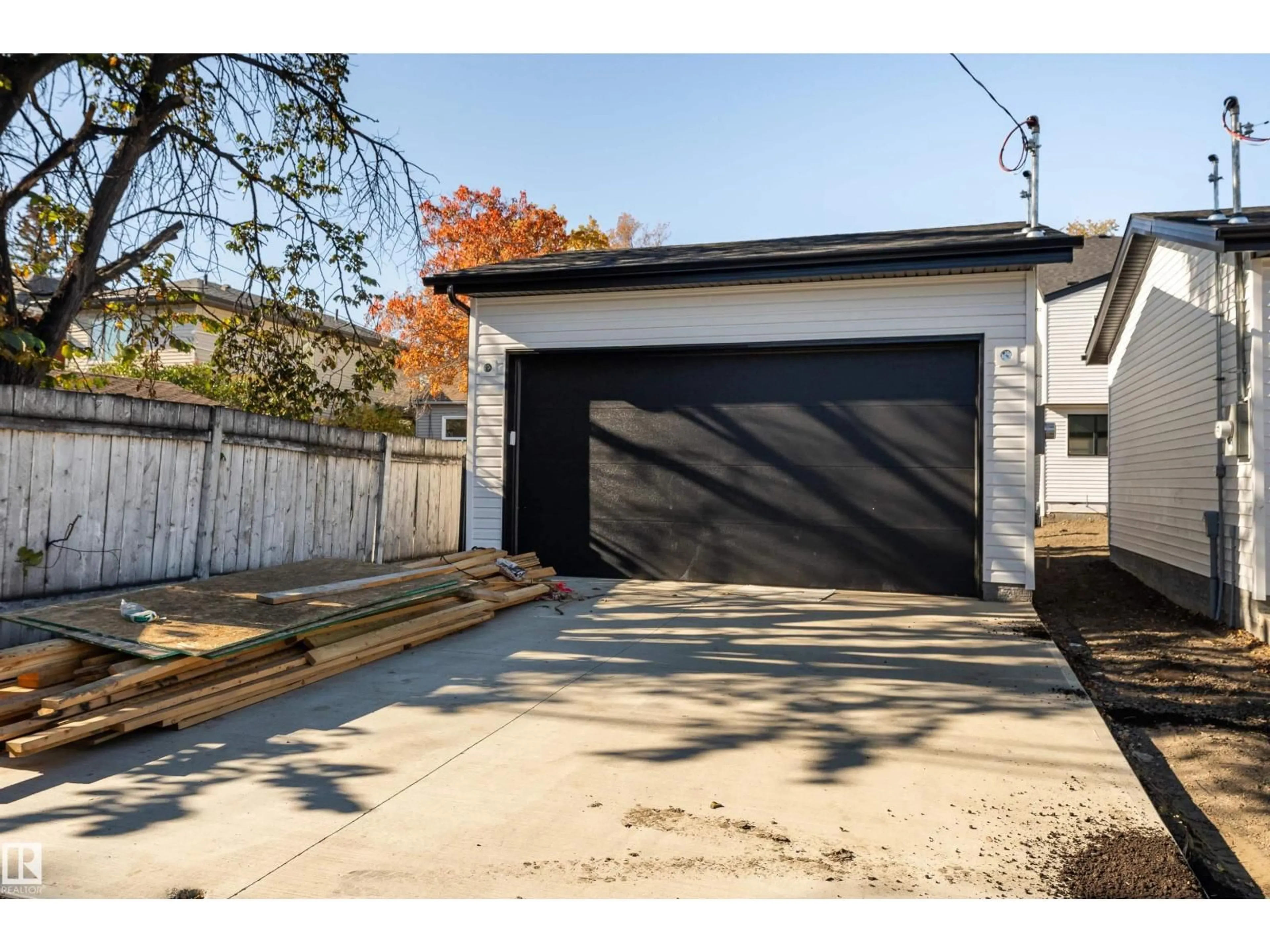 Indoor garage for NW - 12031 124 ST, Edmonton Alberta T5L0M8