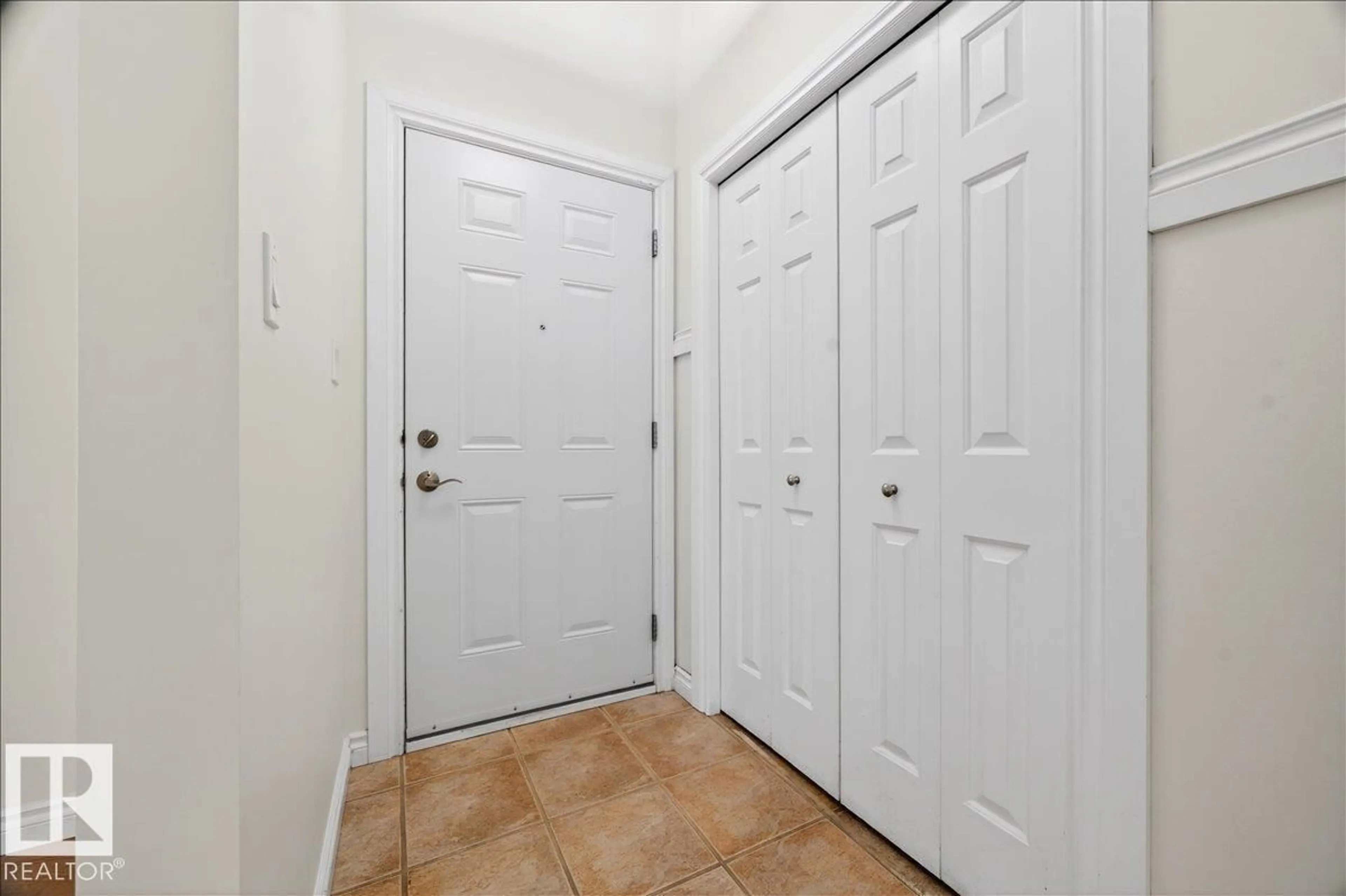 Indoor entryway for 3671 33 ST, Edmonton Alberta T6T1G2