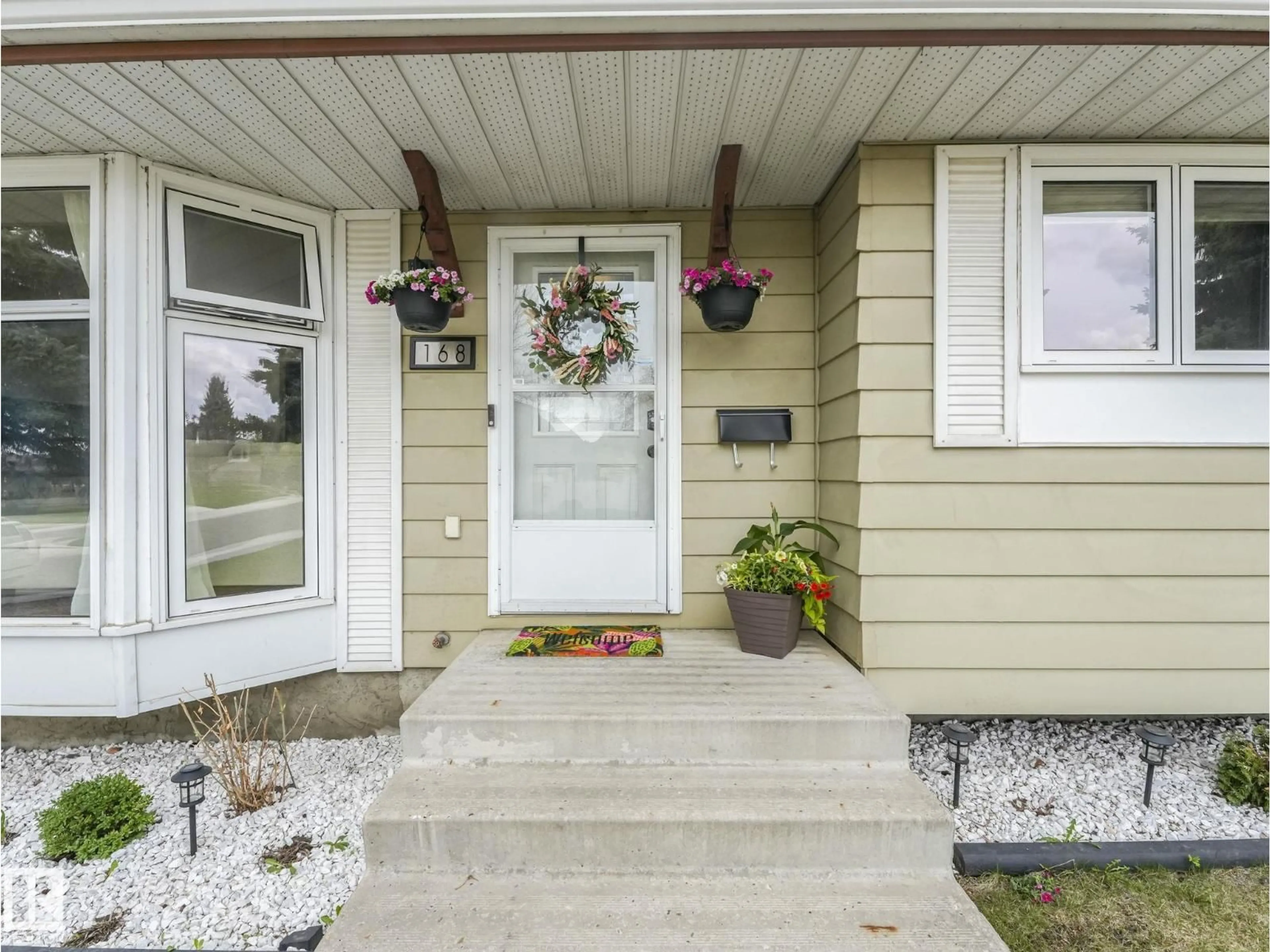 Indoor entryway for 168 HUMBERSTONE RD, Edmonton Alberta T5A4C6