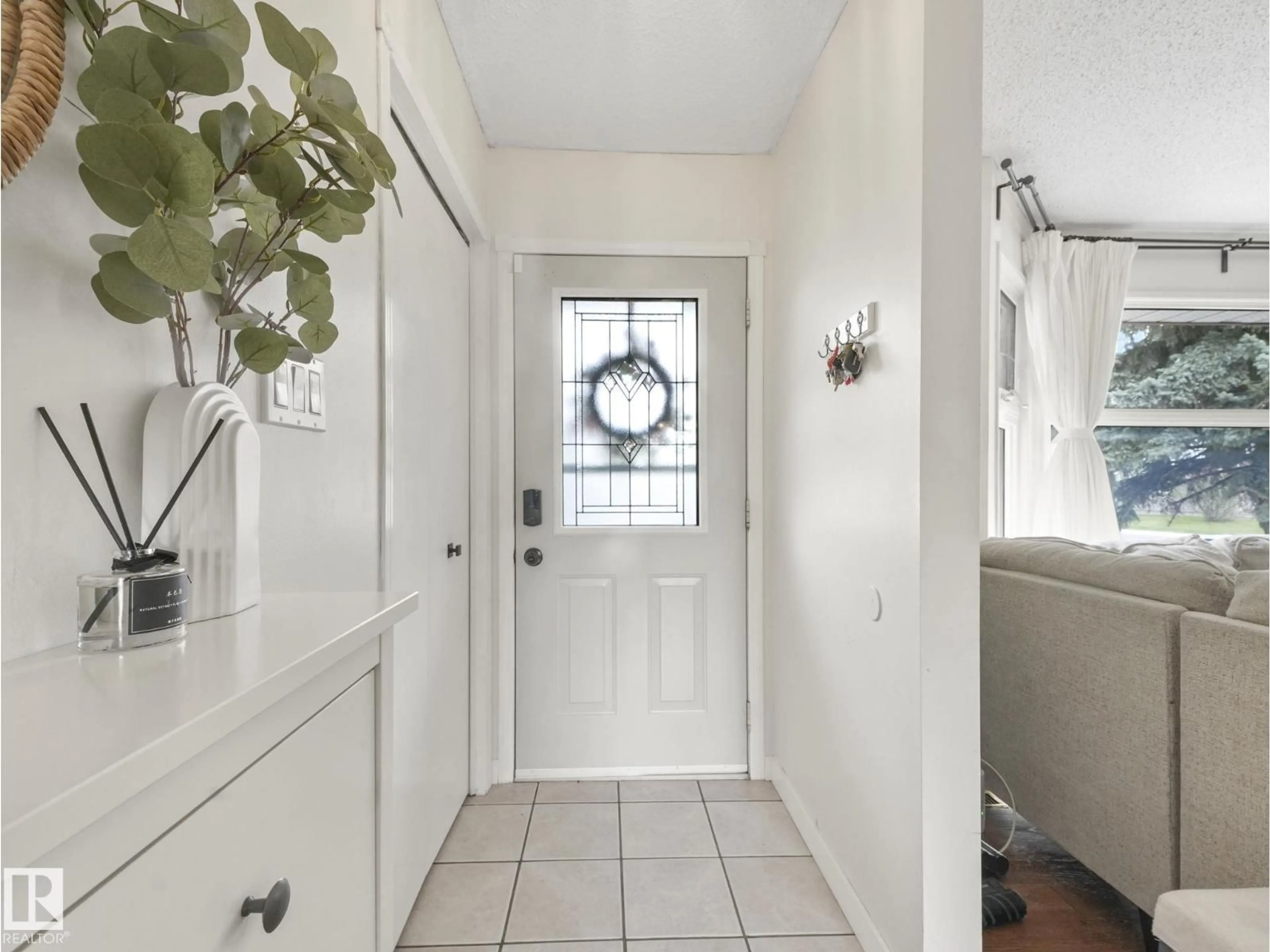 Indoor entryway for 168 HUMBERSTONE RD, Edmonton Alberta T5A4C6