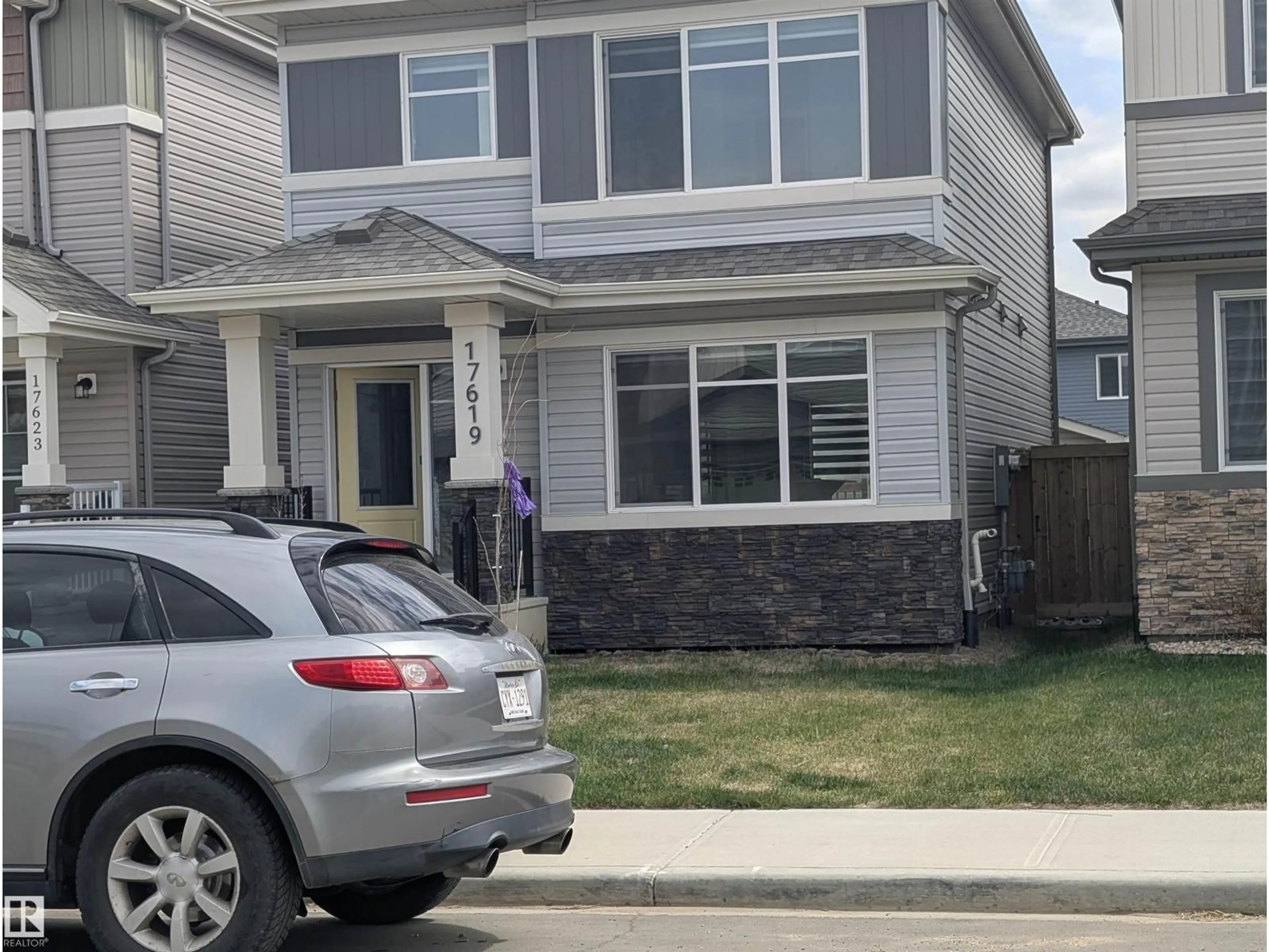 Home with vinyl exterior material, street for NW - 17619 49 ST, Edmonton Alberta T5Y3Y1