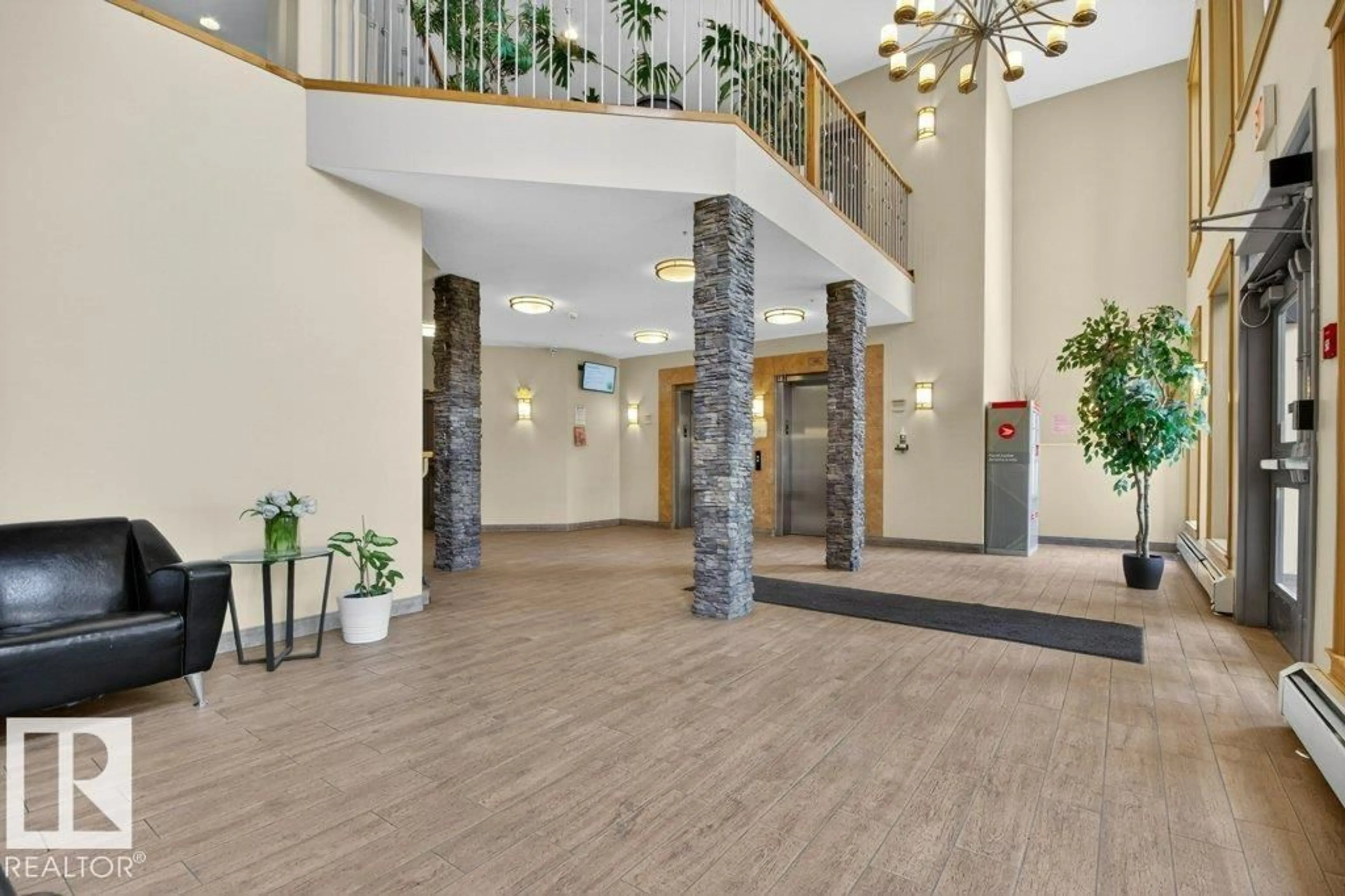 Indoor foyer for #223 - 10121 80 AV, Edmonton Alberta T6E0B9
