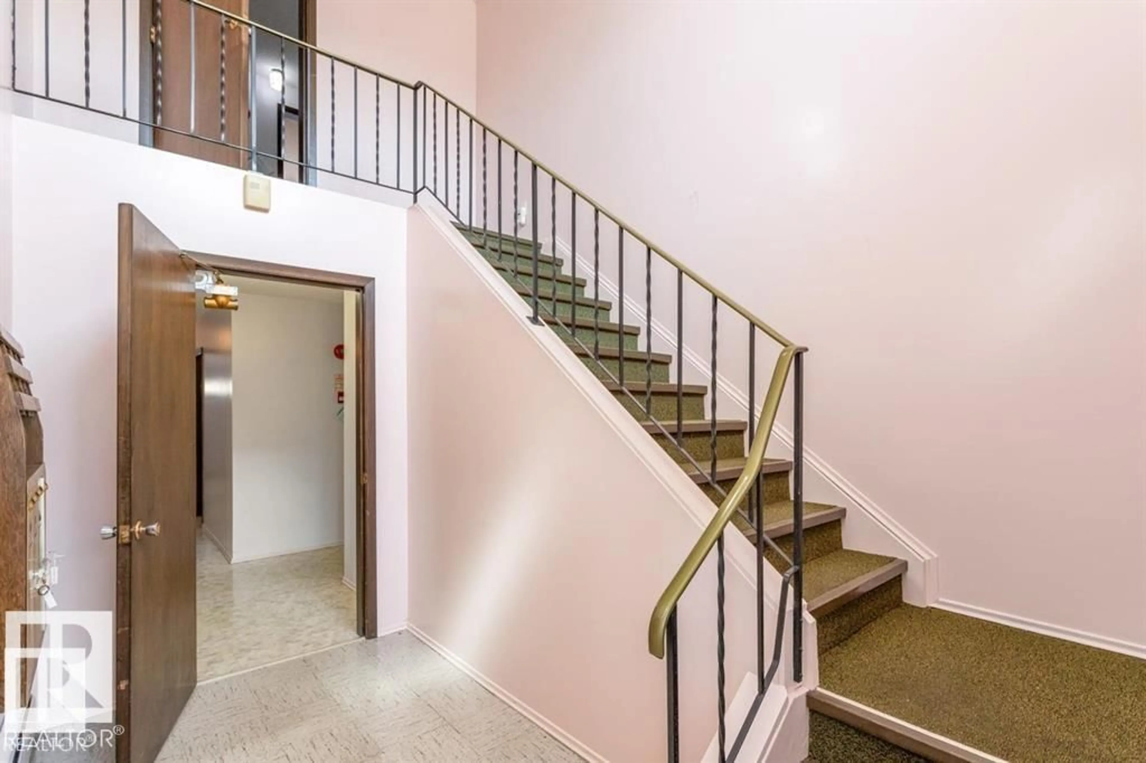 Stairs for NW - 8924 85 AV, Edmonton Alberta T6C1H1