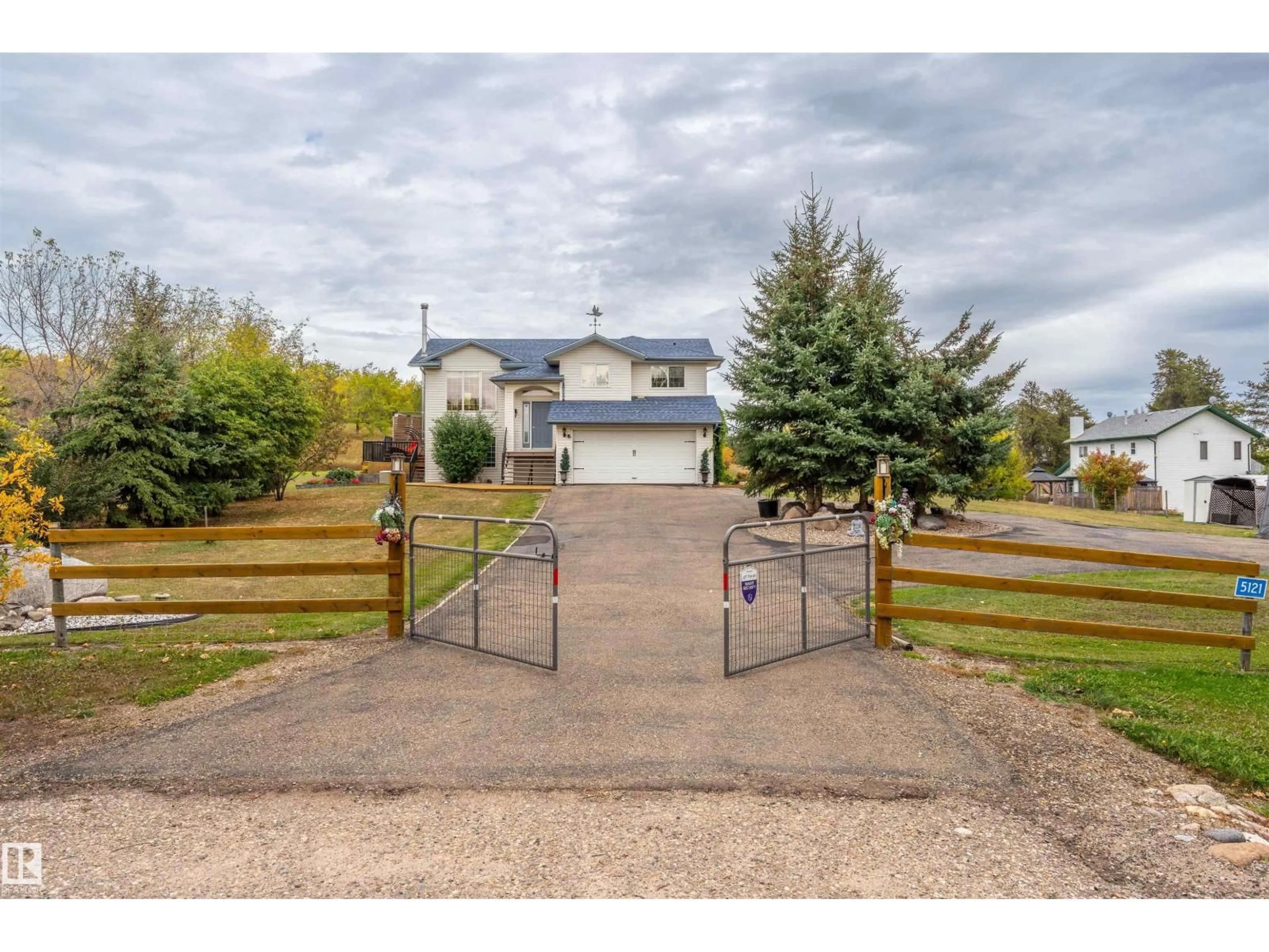 A pic from outside/outdoor area/front of a property/back of a property/a pic from drone, street for 5121 PINE DR, Cherry Grove Alberta T0A0T0