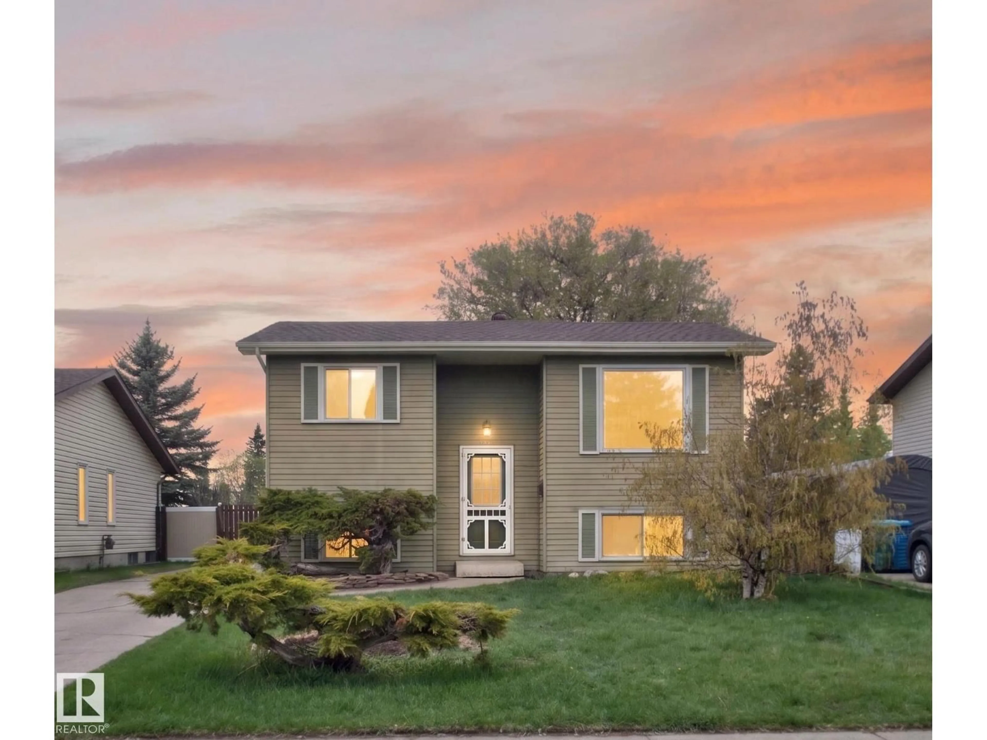 Home with vinyl exterior material, street for 3520 49A STREET, Edmonton Alberta T6L3V9