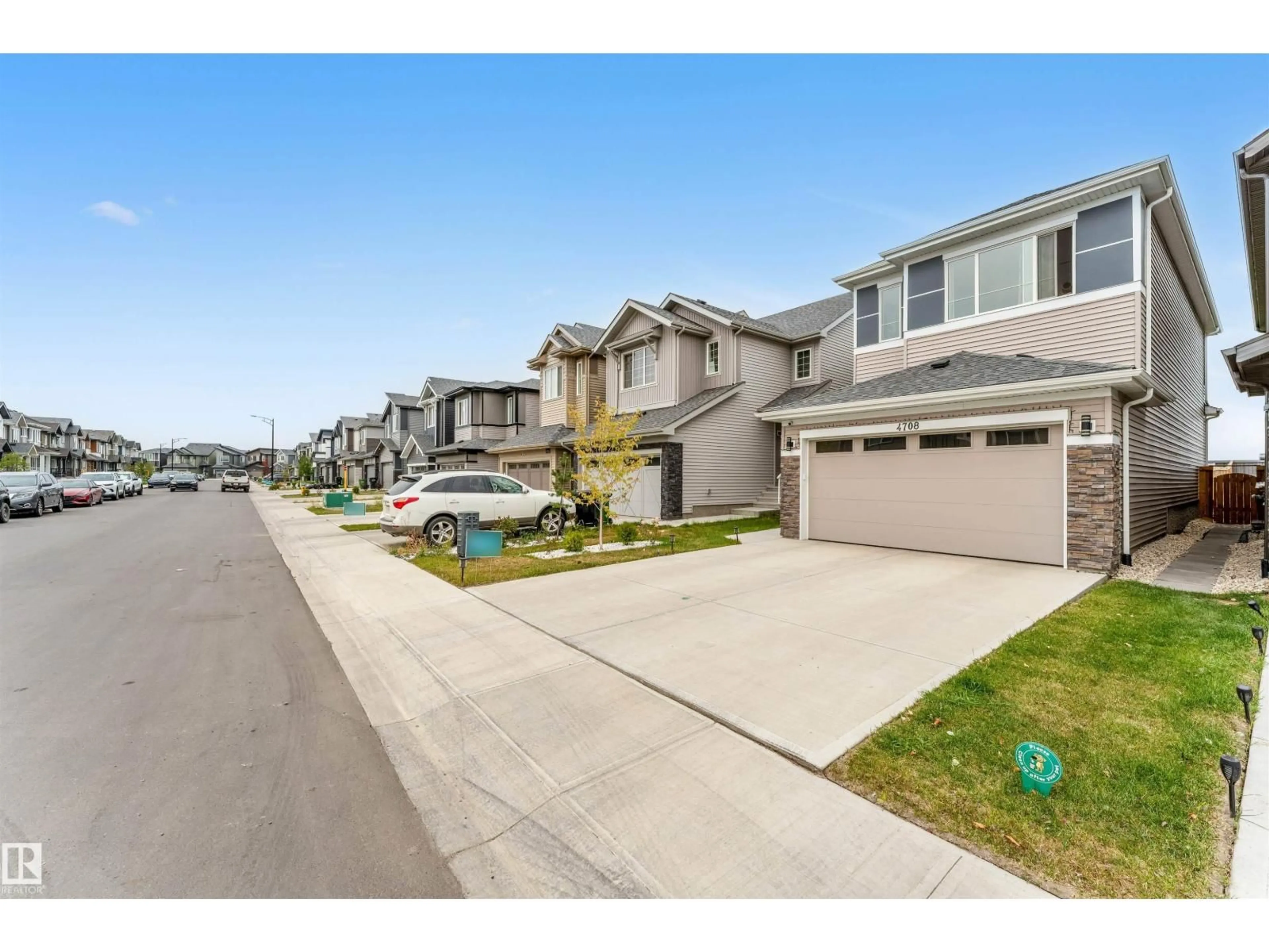 A pic from outside/outdoor area/front of a property/back of a property/a pic from drone, street for NW - 4708 177 AV, Edmonton Alberta T5Y4G4