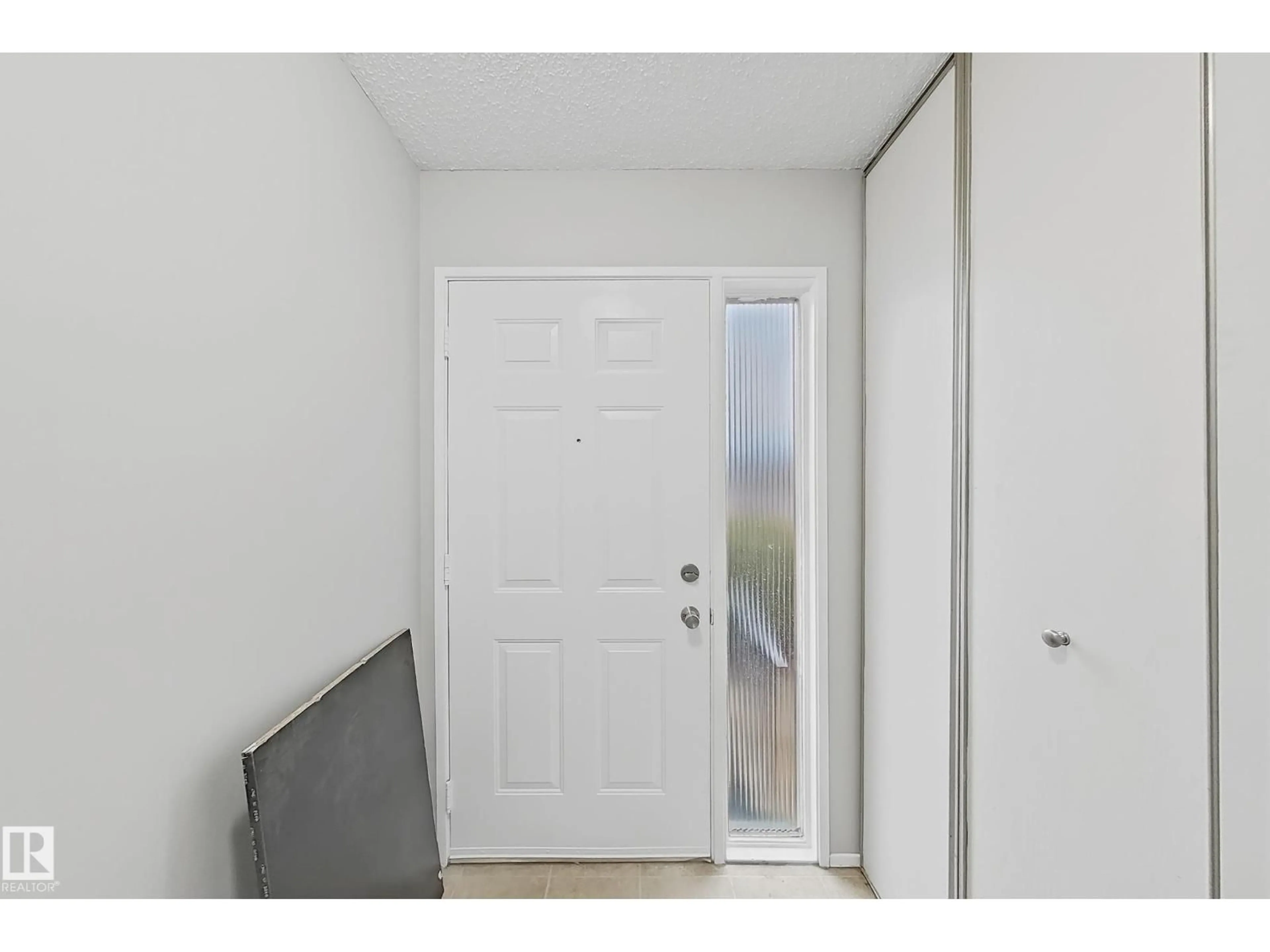 Indoor entryway for 5514 93A AV, Edmonton Alberta T6B2K7
