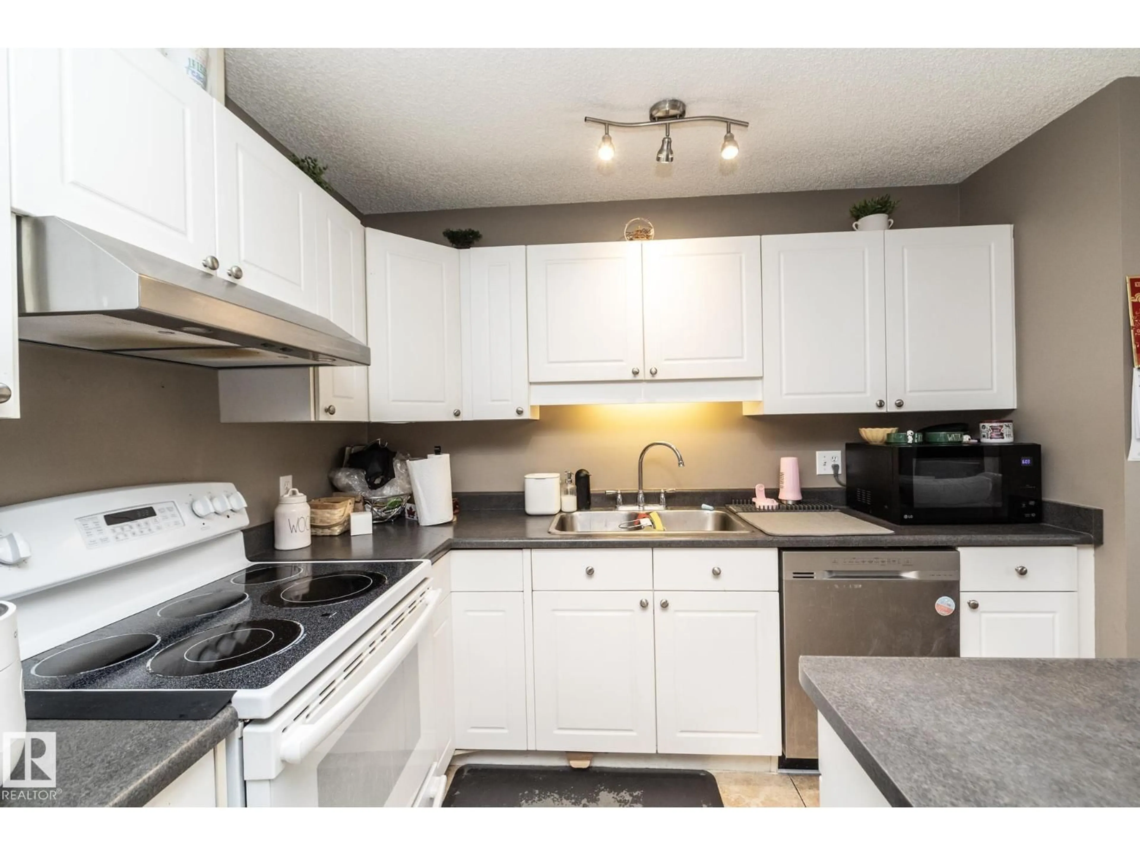 Standard kitchen, unknown for NW - 9112 166 AV, Edmonton Alberta T5Z3H5