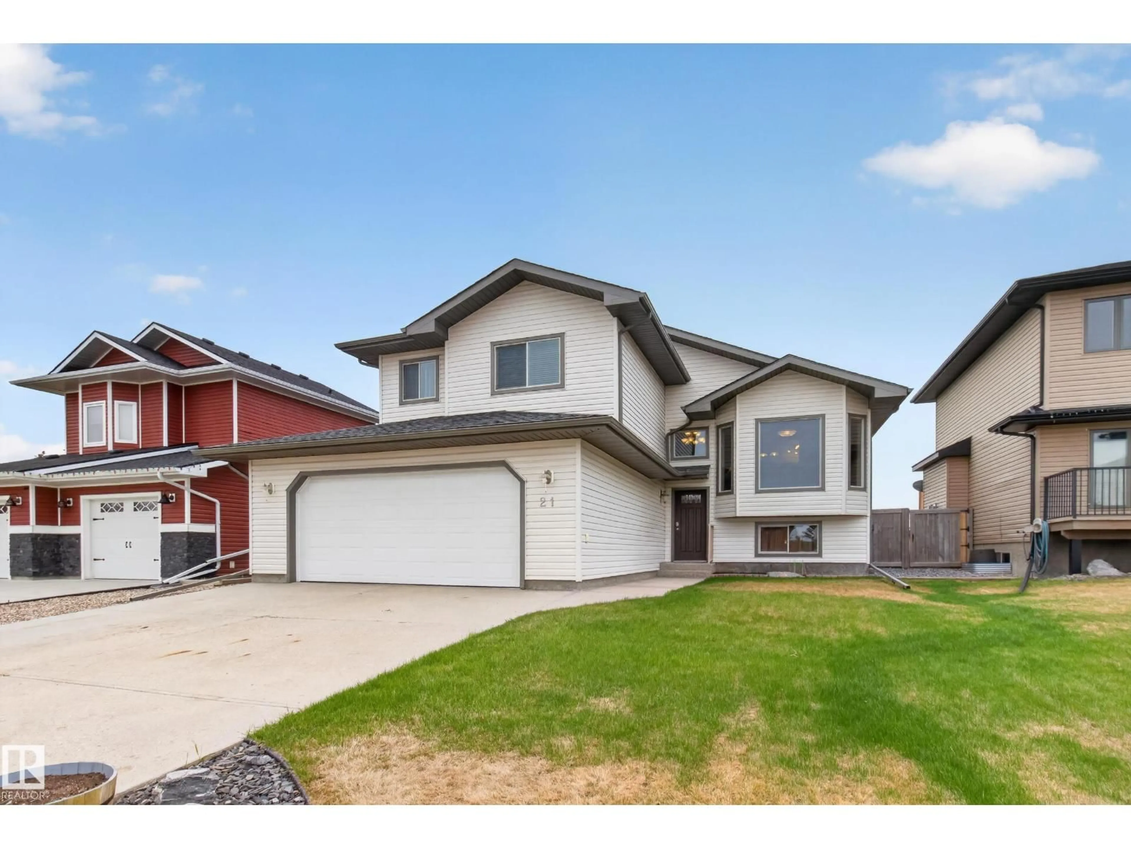 Home with vinyl exterior material, street for 21 BEAVERHILL VIEW, Tofield Alberta T0B4J0
