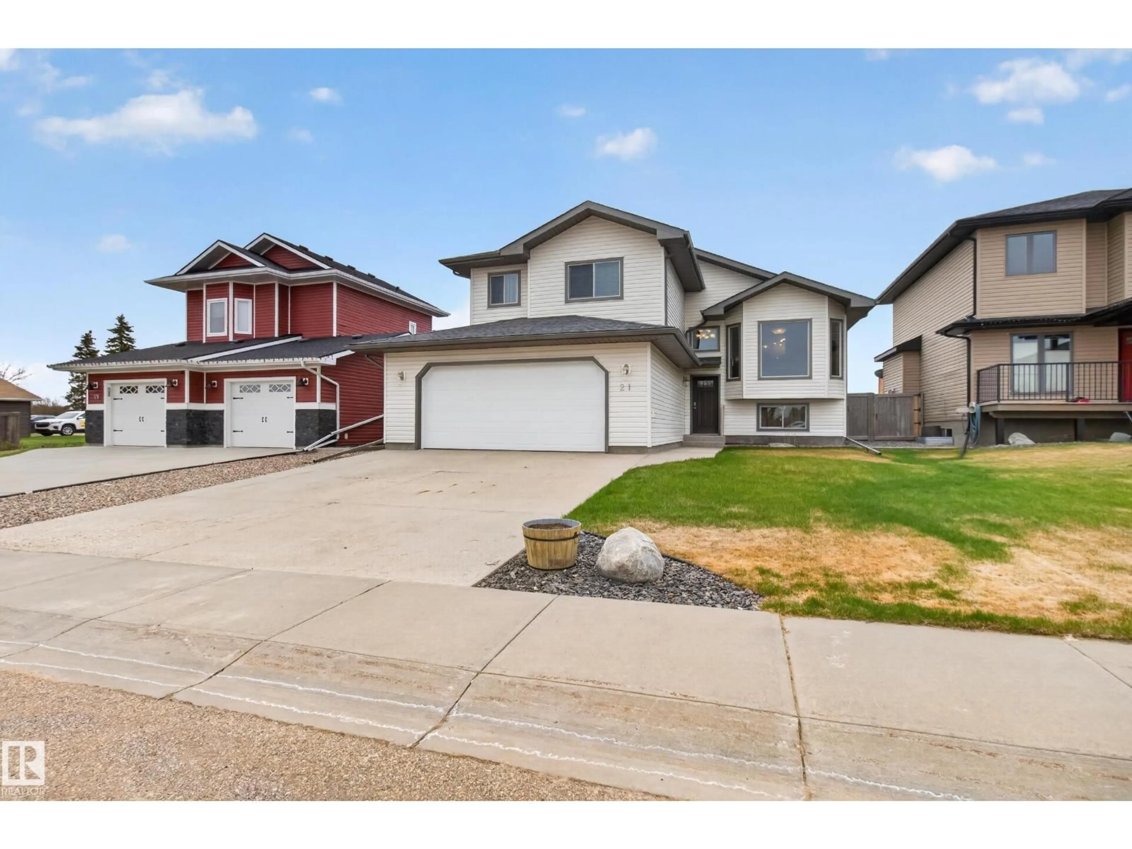 Home with vinyl exterior material, street for 21 BEAVERHILL VIEW, Tofield Alberta T0B4J0