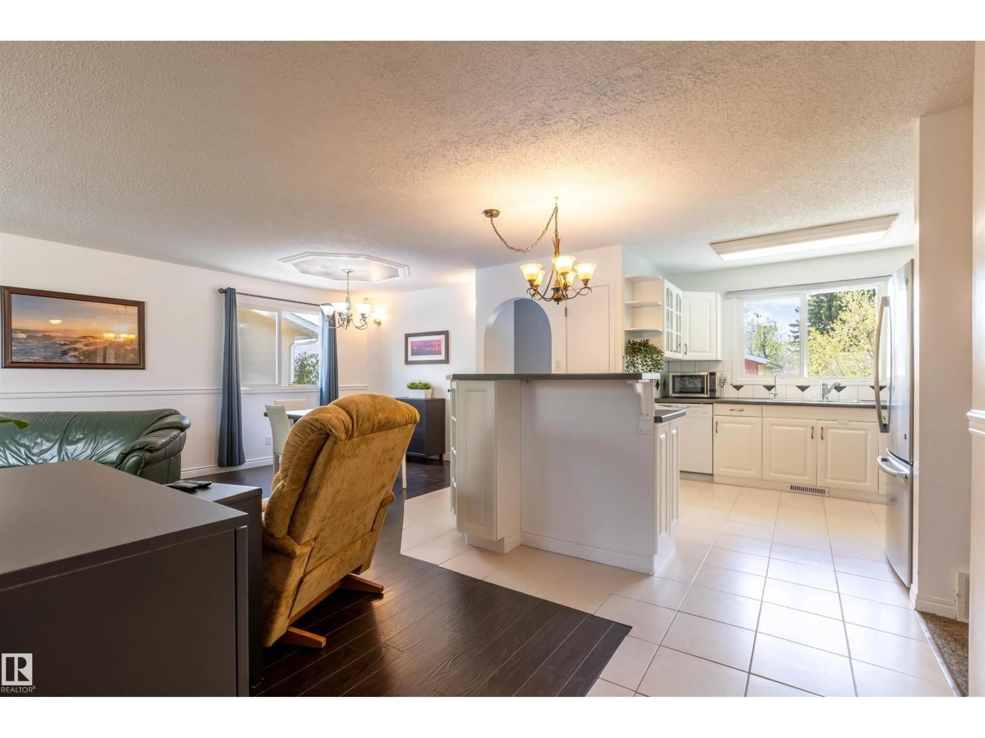 Open concept kitchen, ceramic/tile floor for 722 GRANDIN DR, Morinville Alberta T8R1K2
