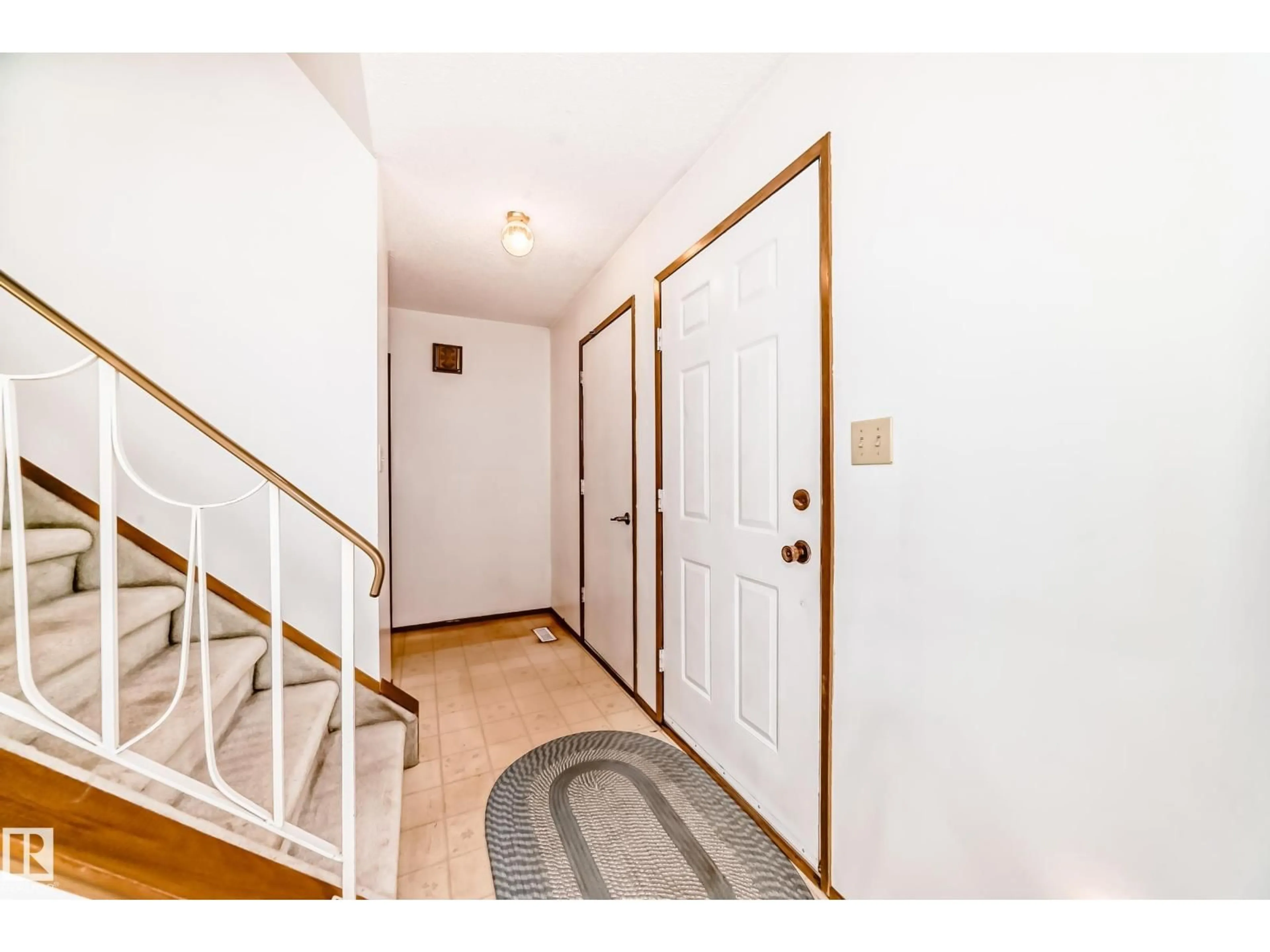 Indoor entryway for 9528 189 ST, Edmonton Alberta T5T5L3