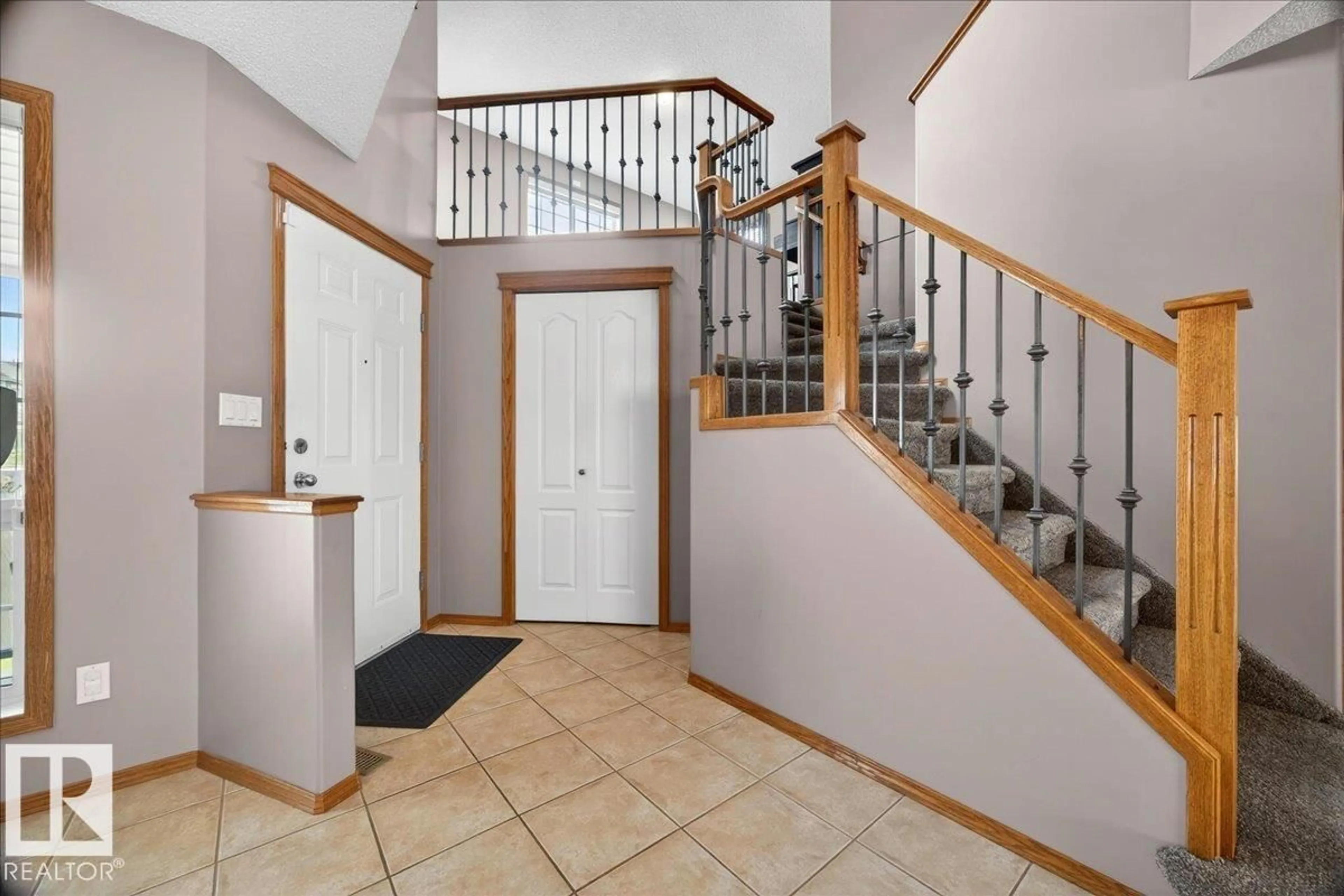 Indoor foyer for 11824 13 AV, Edmonton Alberta T6J7E9