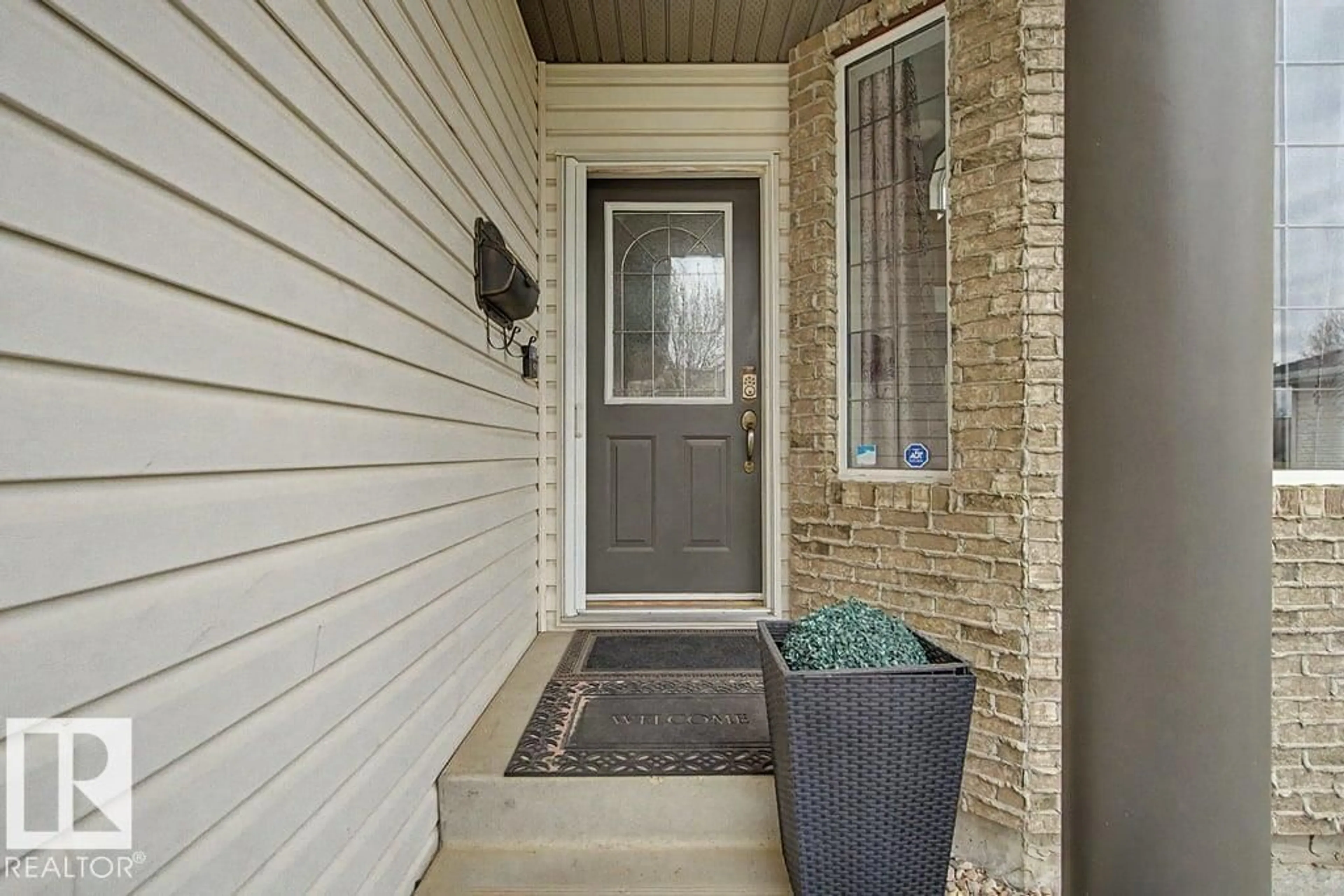 Indoor entryway for 16516 87 ST, Edmonton Alberta T5Z3X1