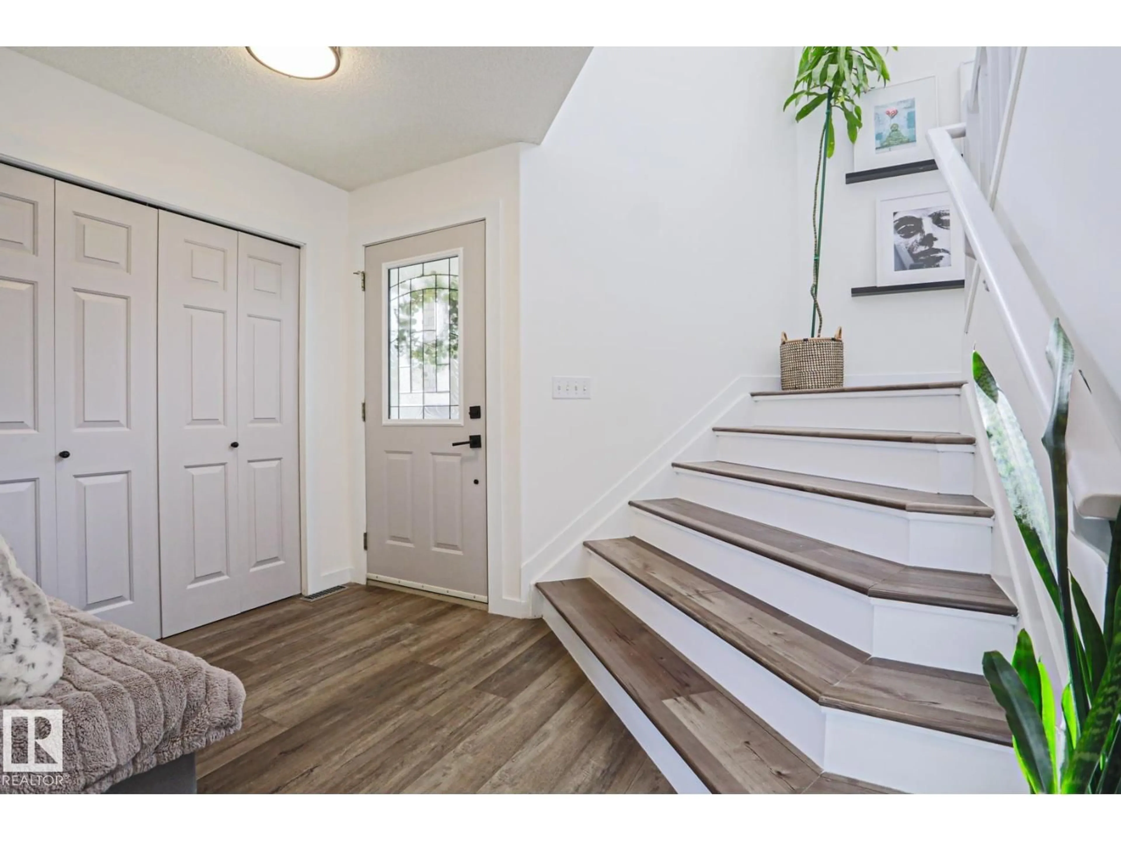 Indoor entryway for 284 LILAC TR, Sherwood Park Alberta T8H1Z2