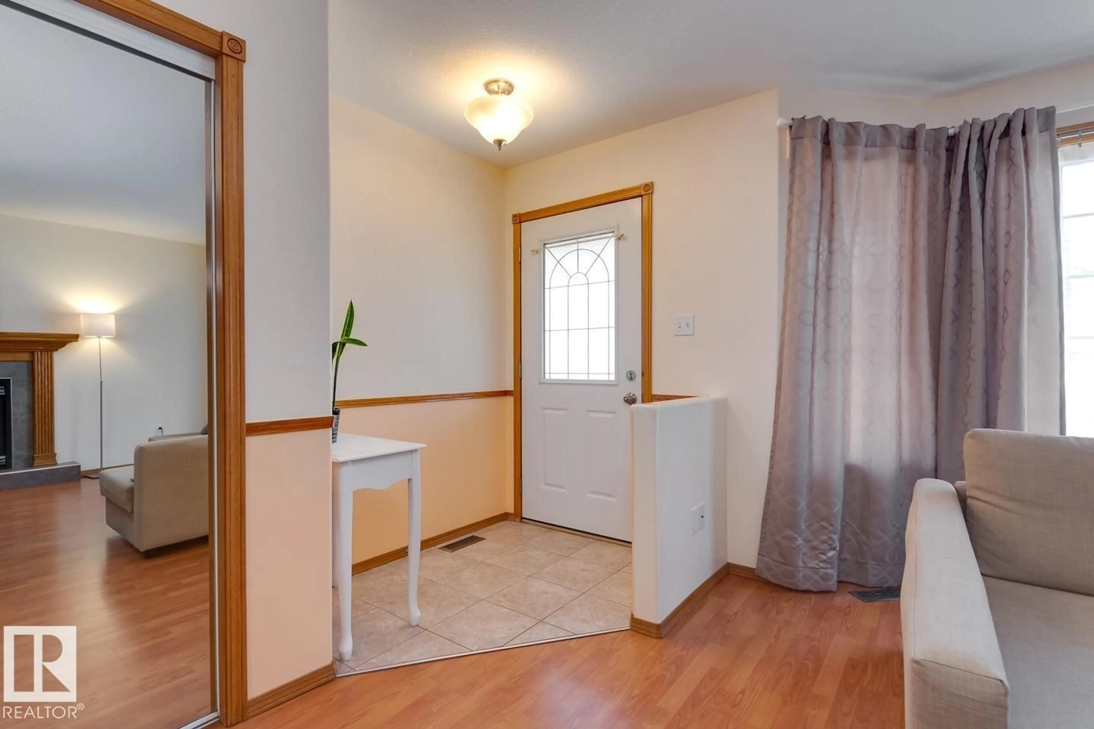 Indoor entryway for 10816 67 AV, Edmonton Alberta T6H2A3