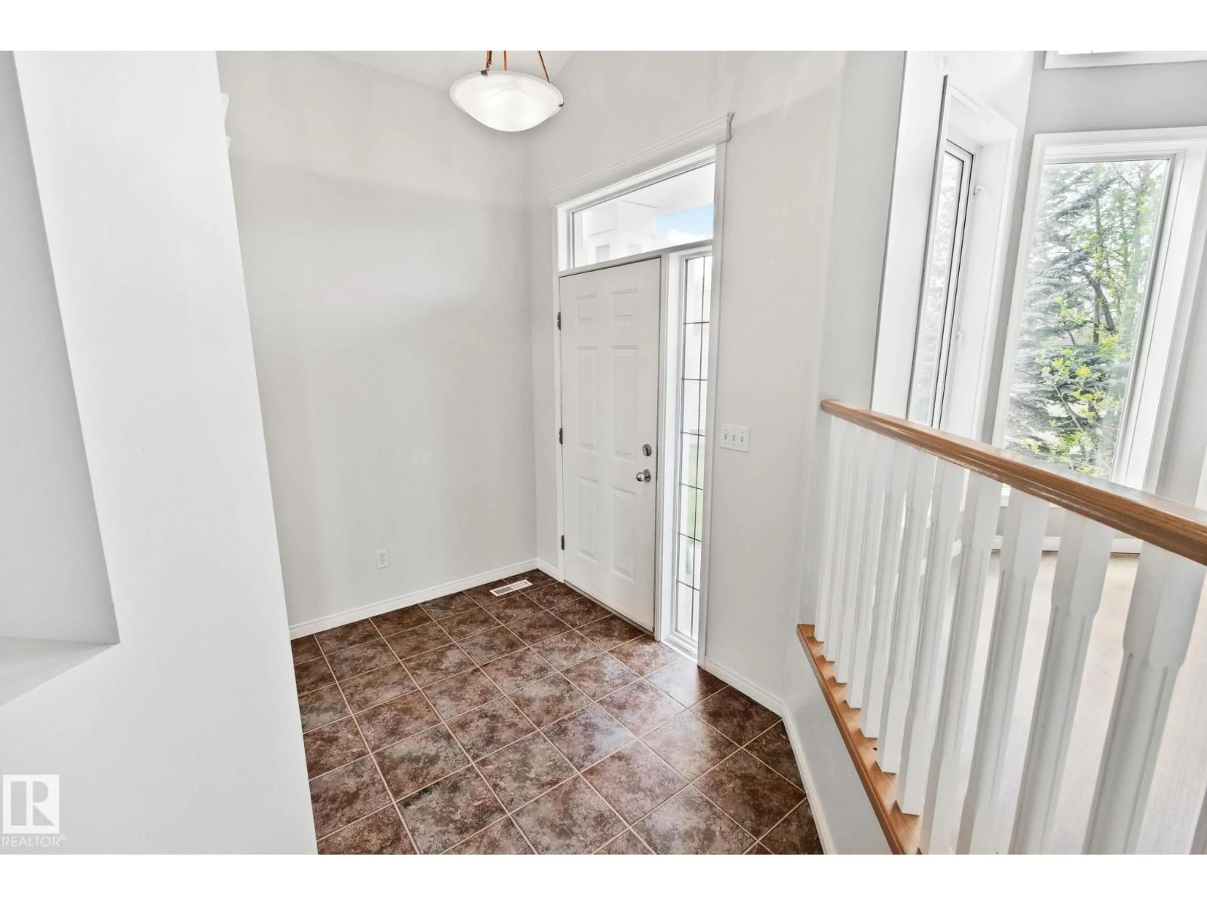 Indoor entryway for 522 HUNTERS WY, Edmonton Alberta T6R2W1