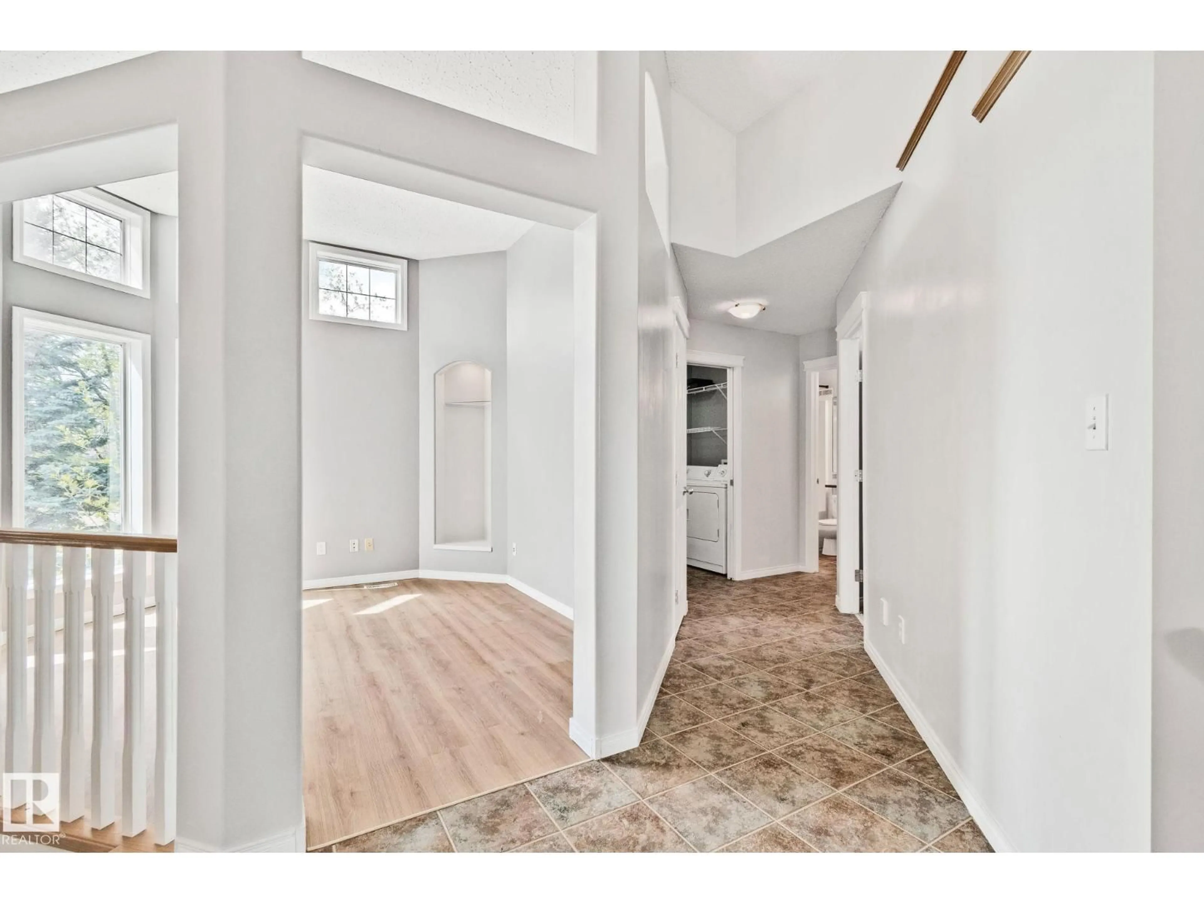 Indoor entryway for 522 HUNTERS WY, Edmonton Alberta T6R2W1