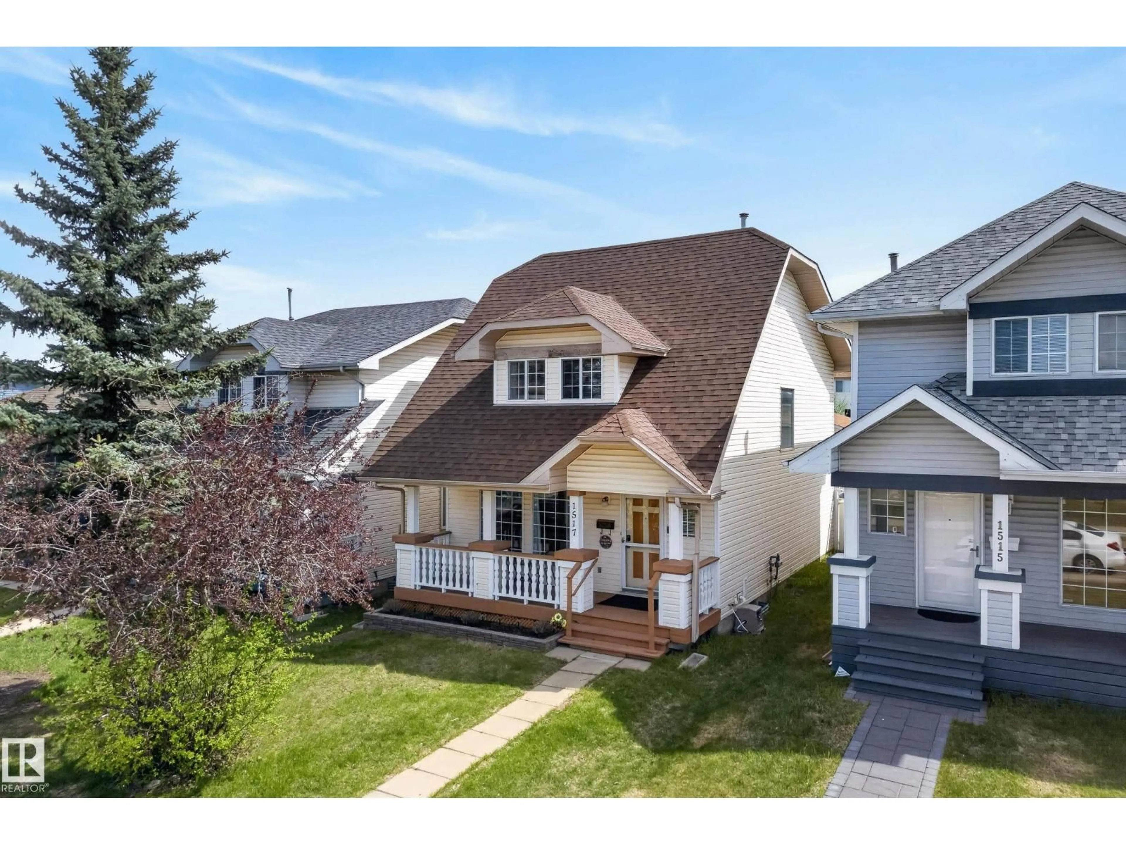 A pic from outside/outdoor area/front of a property/back of a property/a pic from drone, street for 1517 JARVIS CR, Edmonton Alberta T6L6S4