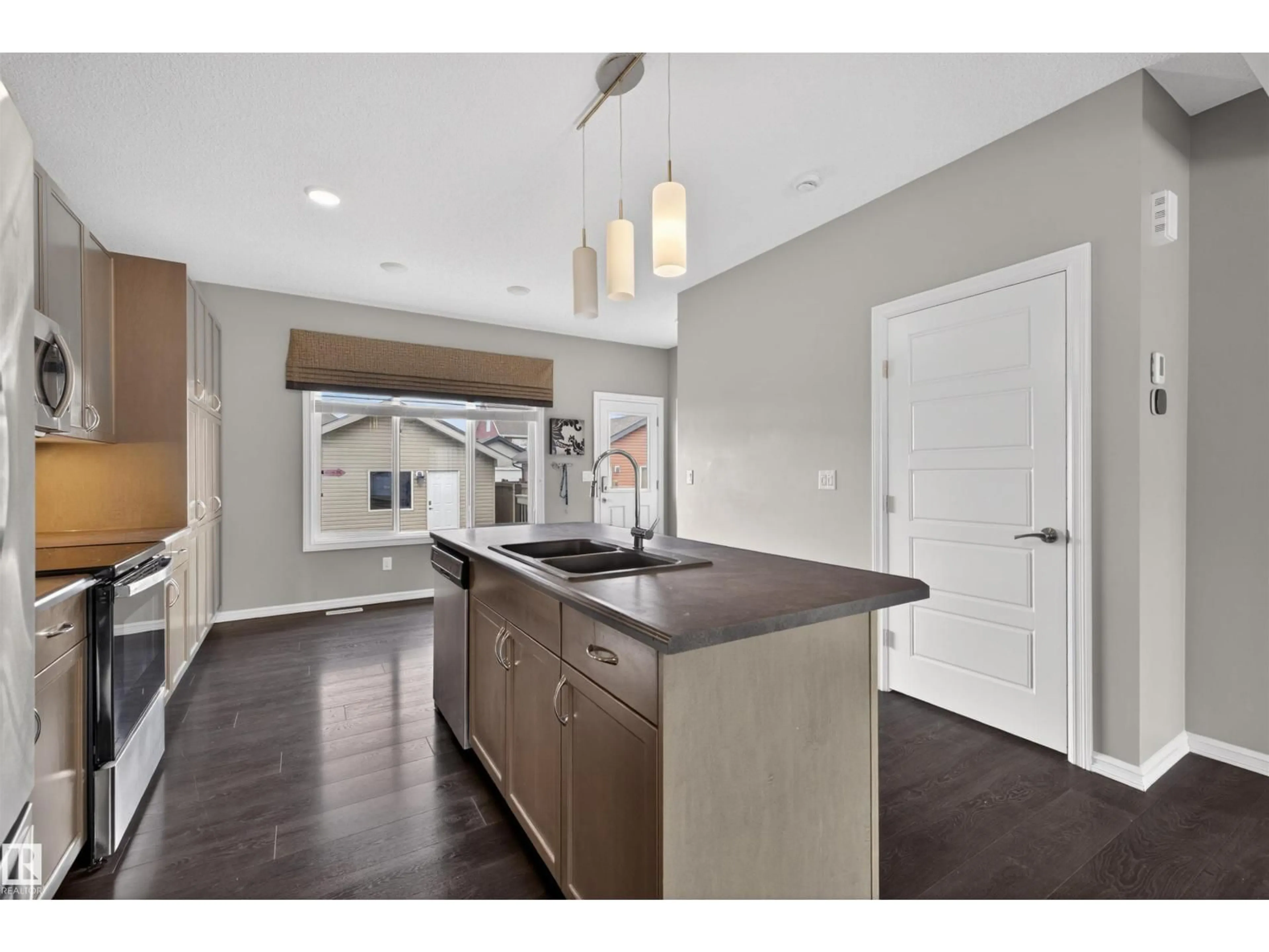 Open concept kitchen, unknown for 828 36 AV, Edmonton Alberta T6T1A1