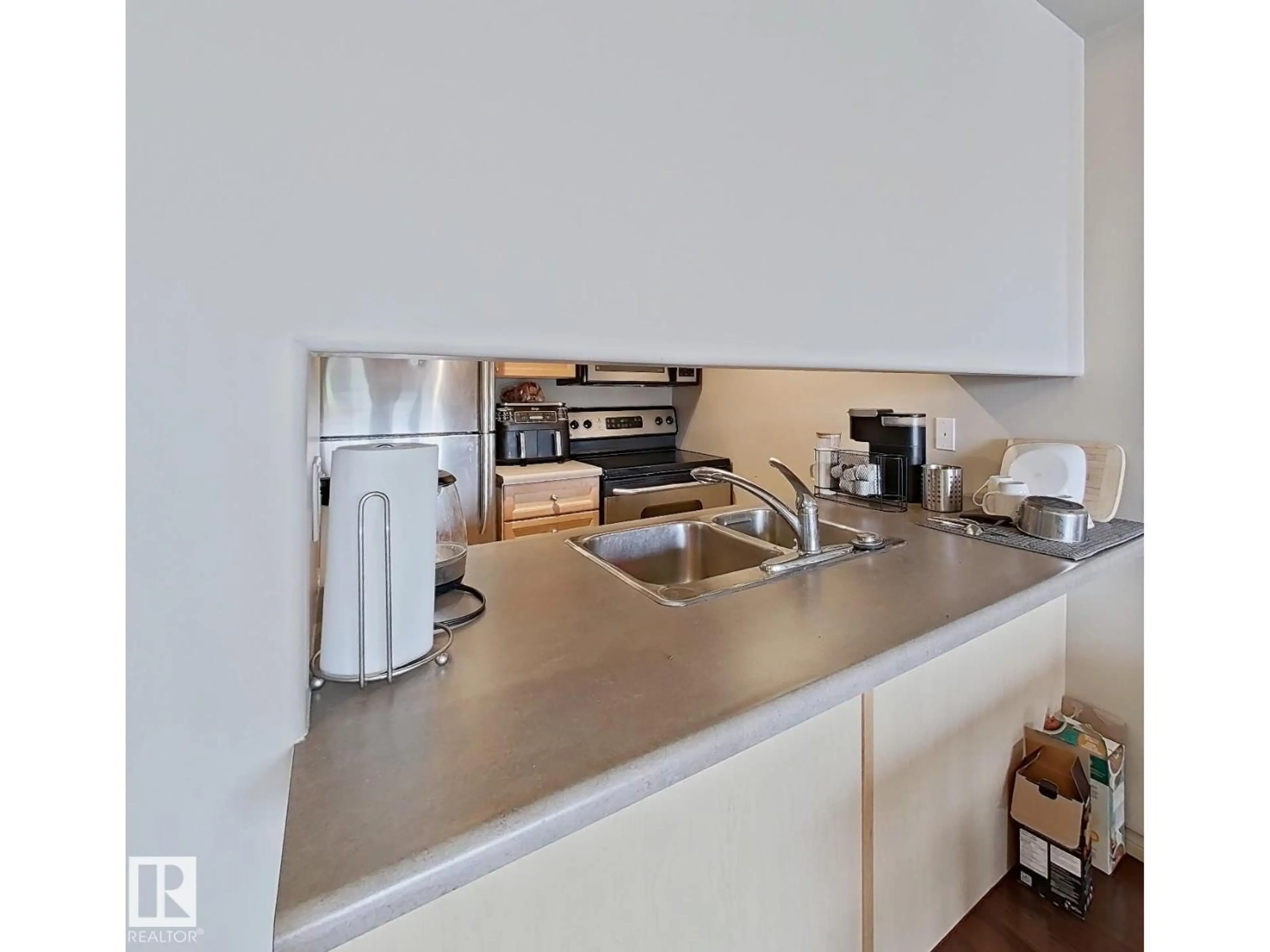 Standard kitchen, unknown for 707 10319 111 ST NW, Edmonton Alberta T5K0A2