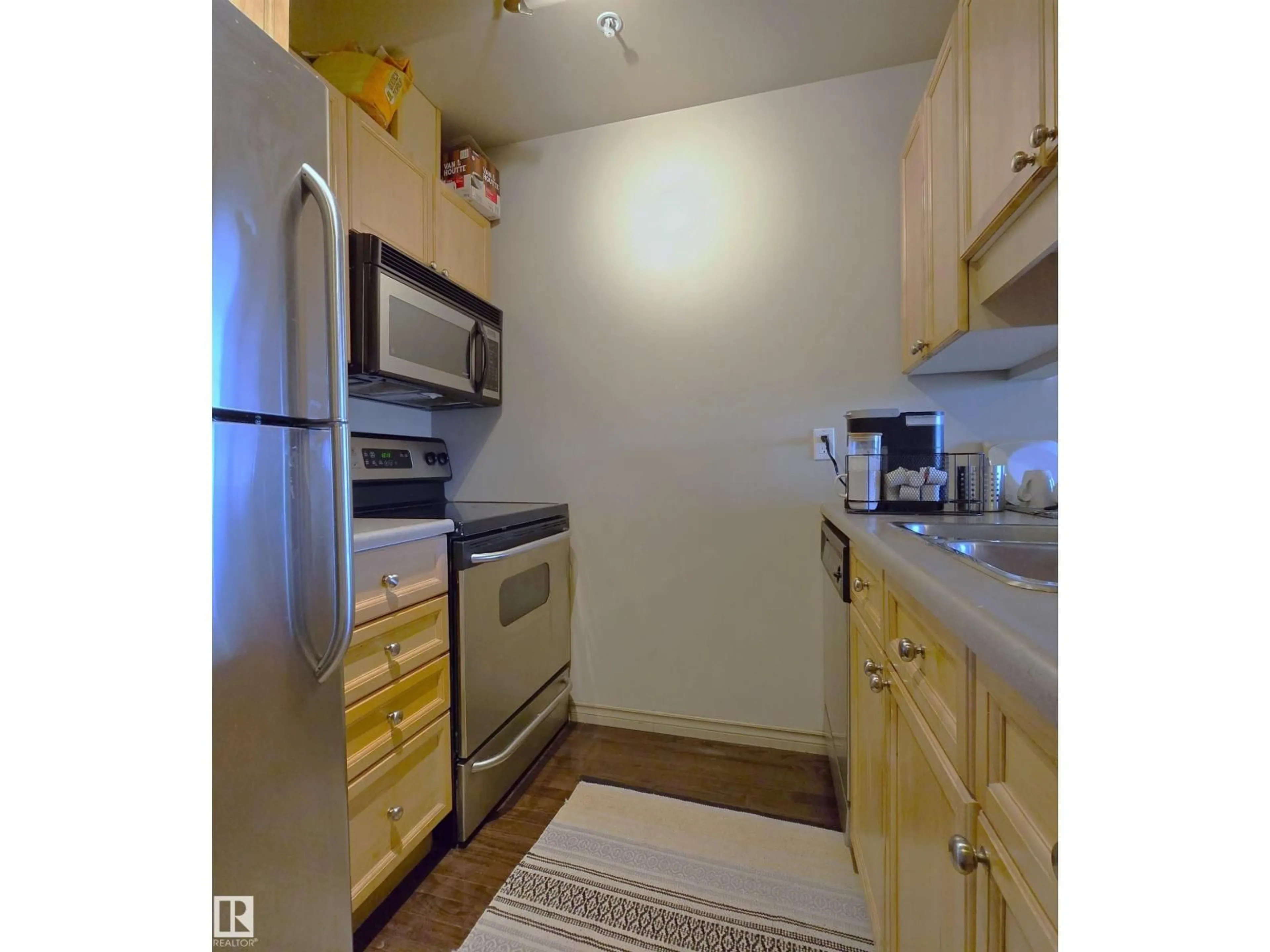 Standard kitchen, unknown for 707 10319 111 ST NW, Edmonton Alberta T5K0A2