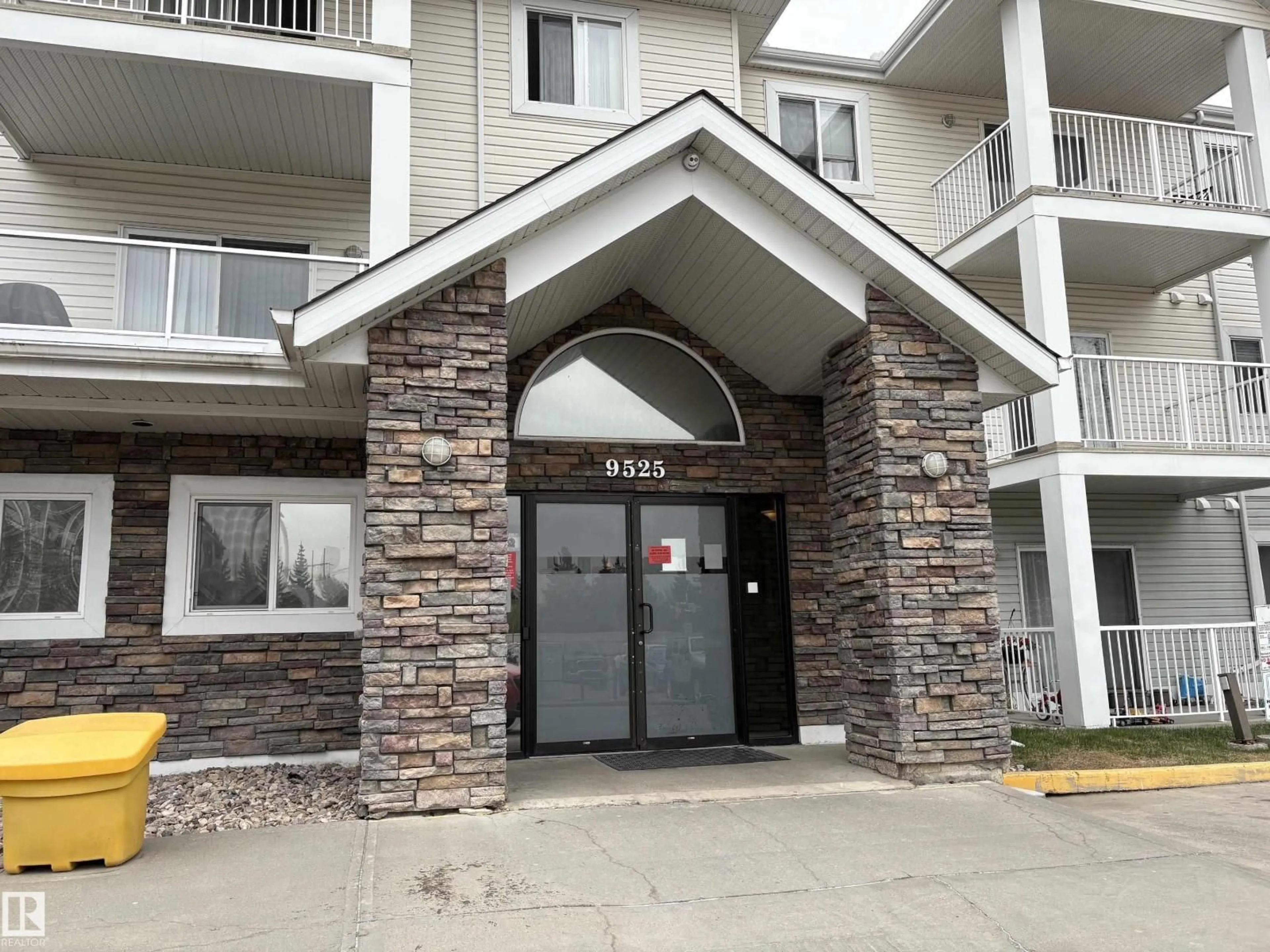 Indoor foyer for 138 9525 162 AV NW, Edmonton Alberta T5Z3V2