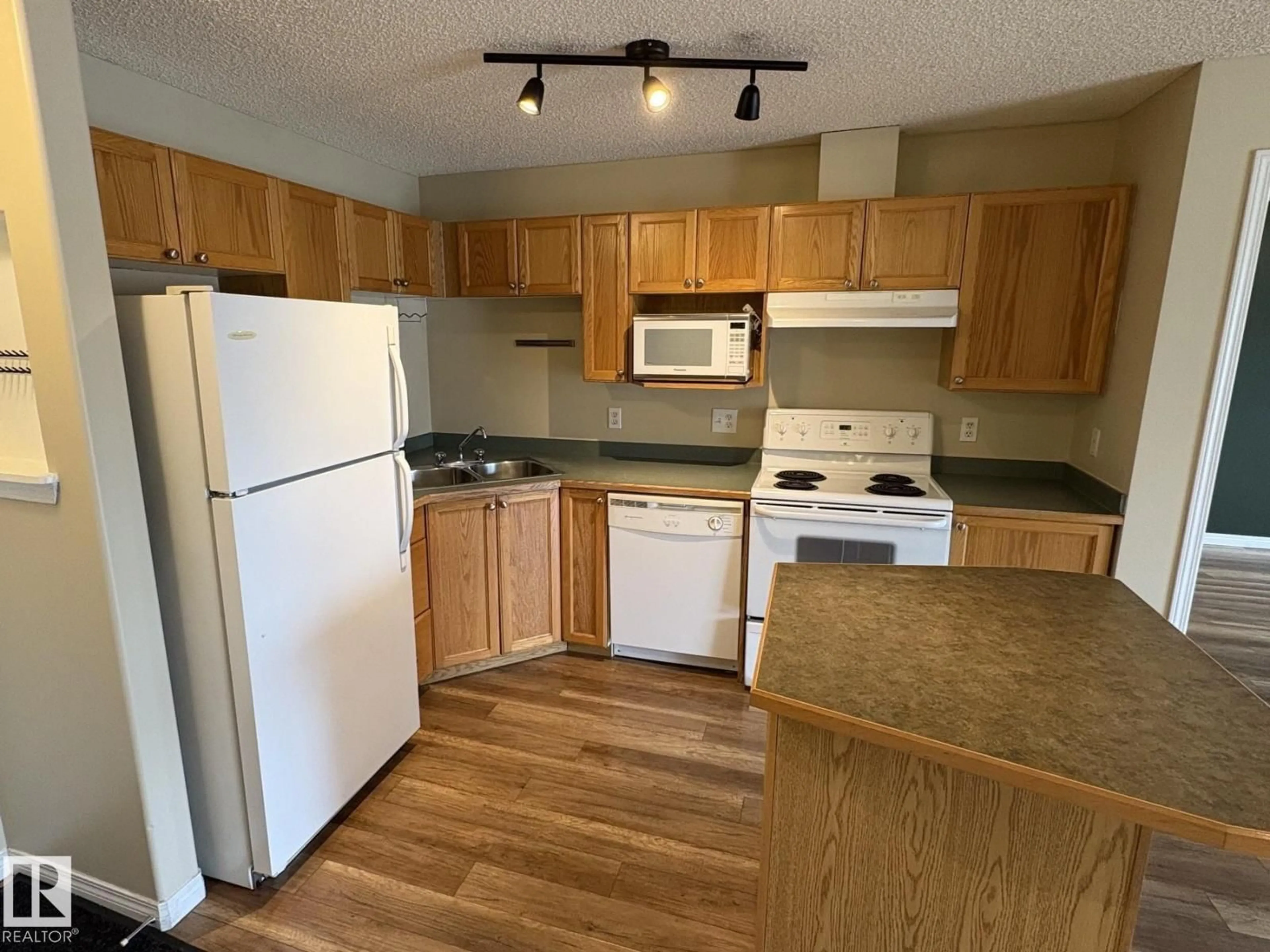 Standard kitchen, unknown for 138 9525 162 AV NW, Edmonton Alberta T5Z3V2