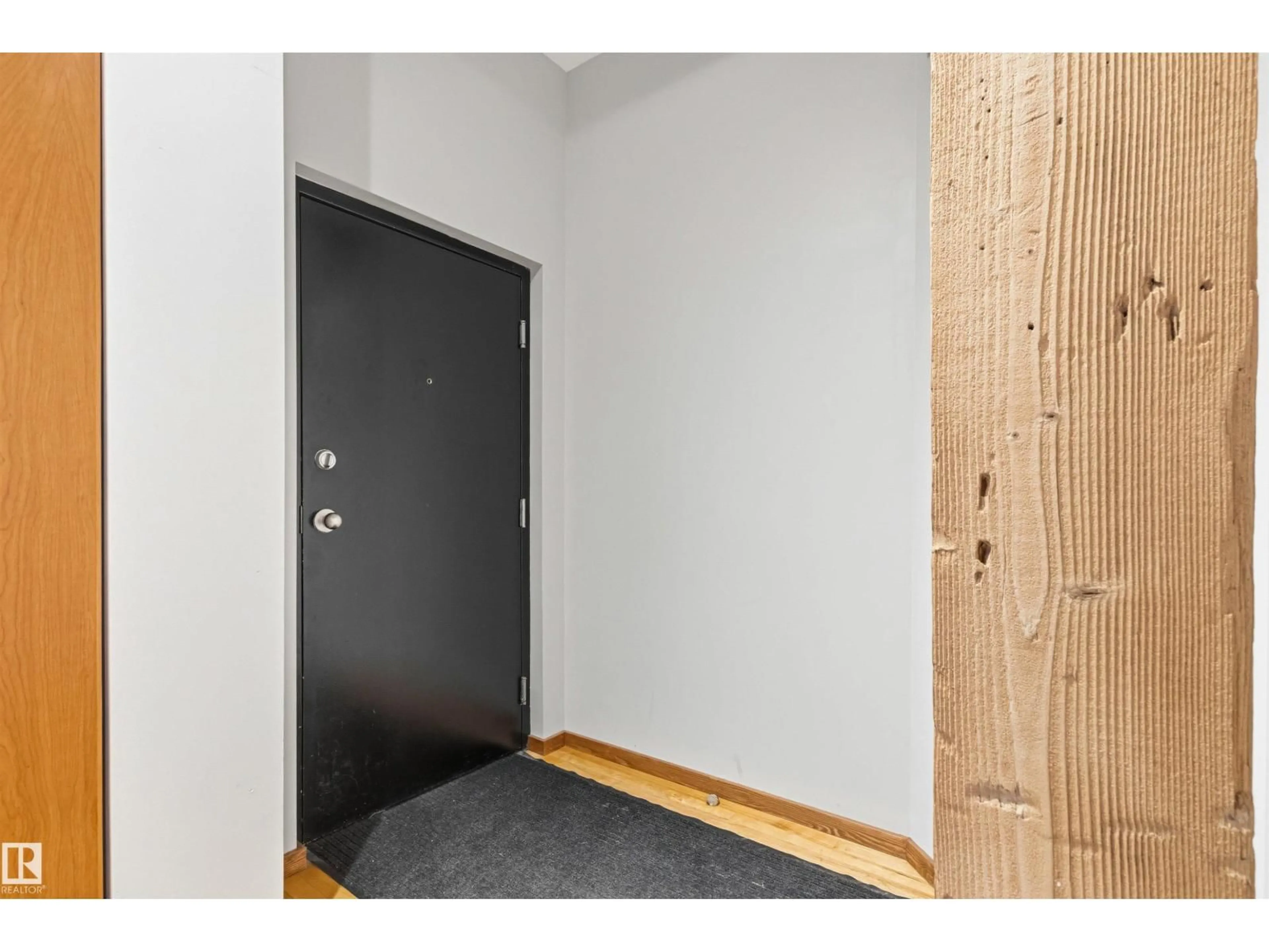 Indoor entryway for 401 - 10249 104 ST, Edmonton Alberta T5J1B1