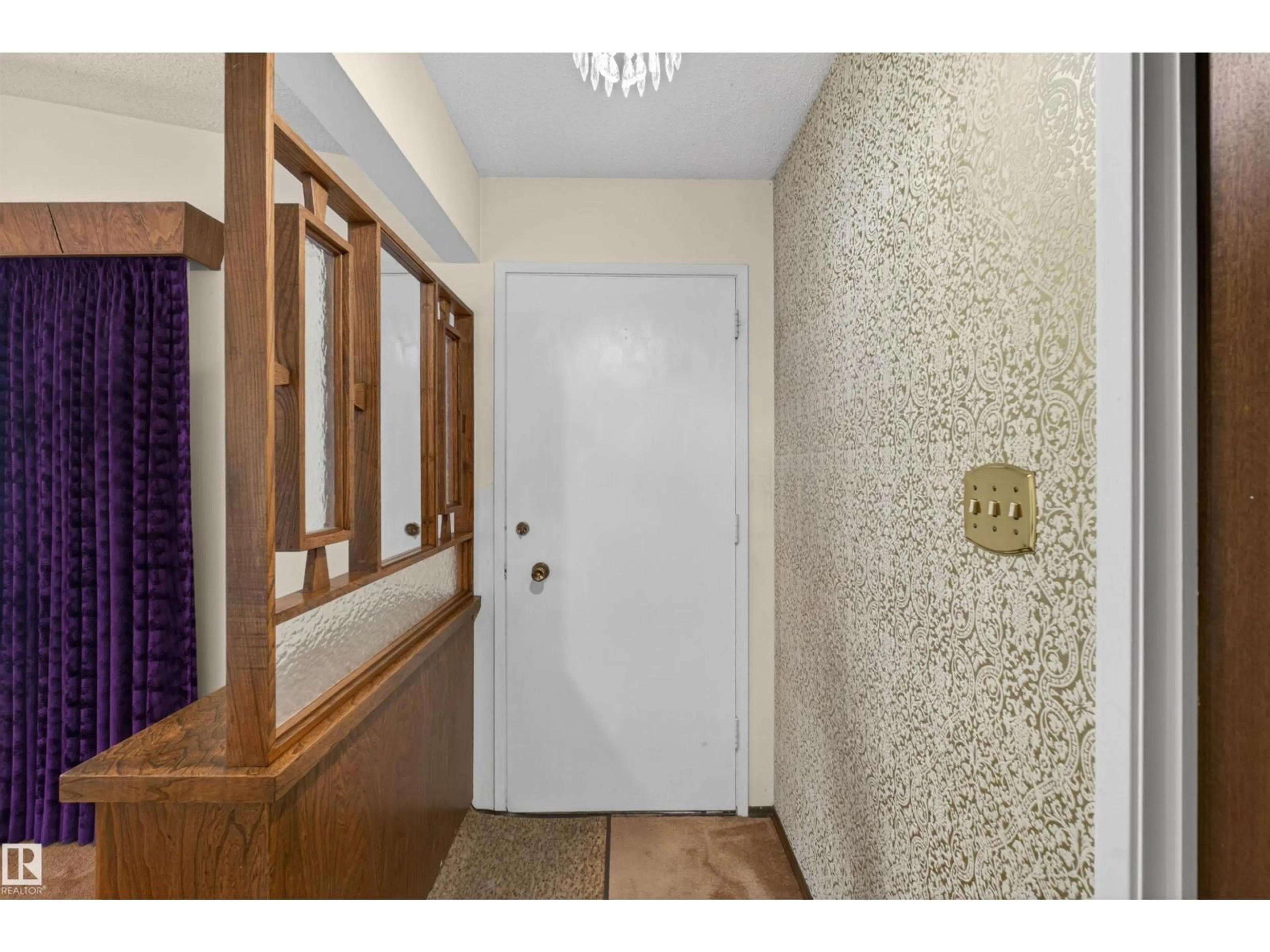 Indoor entryway for 8407 150 AV, Edmonton Alberta T5E1B9