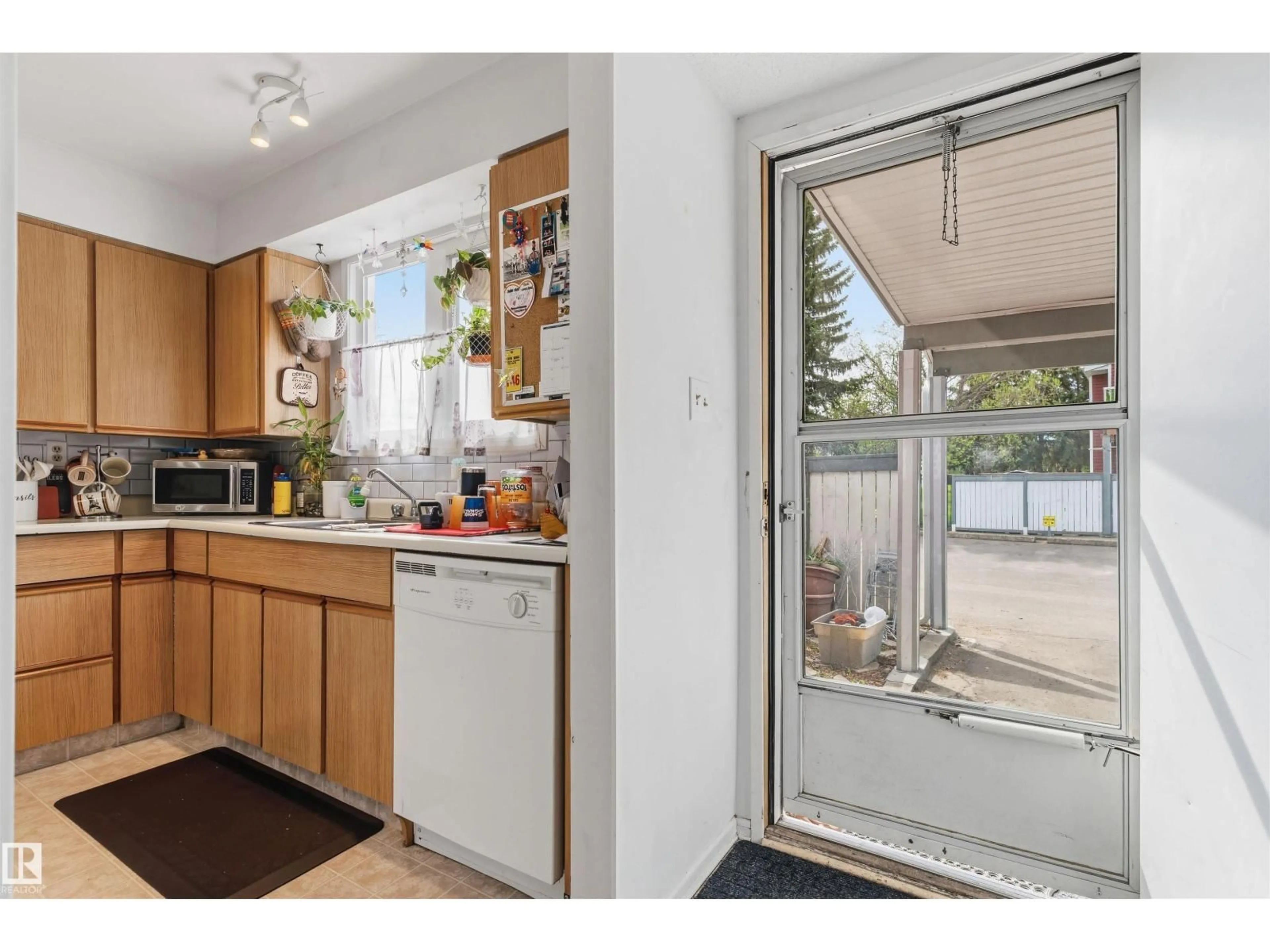 Standard kitchen, unknown for 54 - 1904 48 ST, Edmonton Alberta T6L5H3