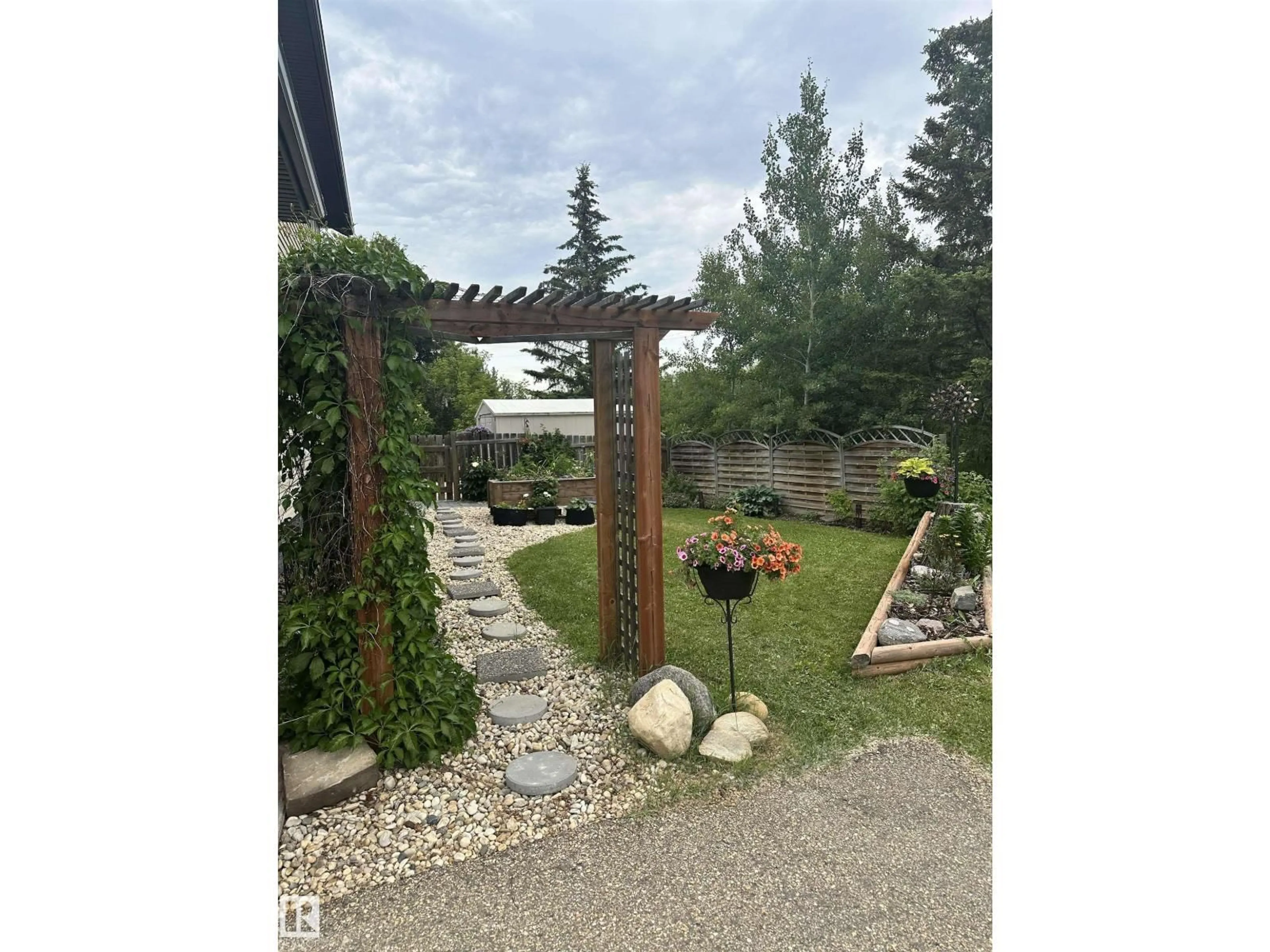 Patio, mountain view for 501 LAKESIDE DR, Rural Parkland County Alberta T7Z2V5