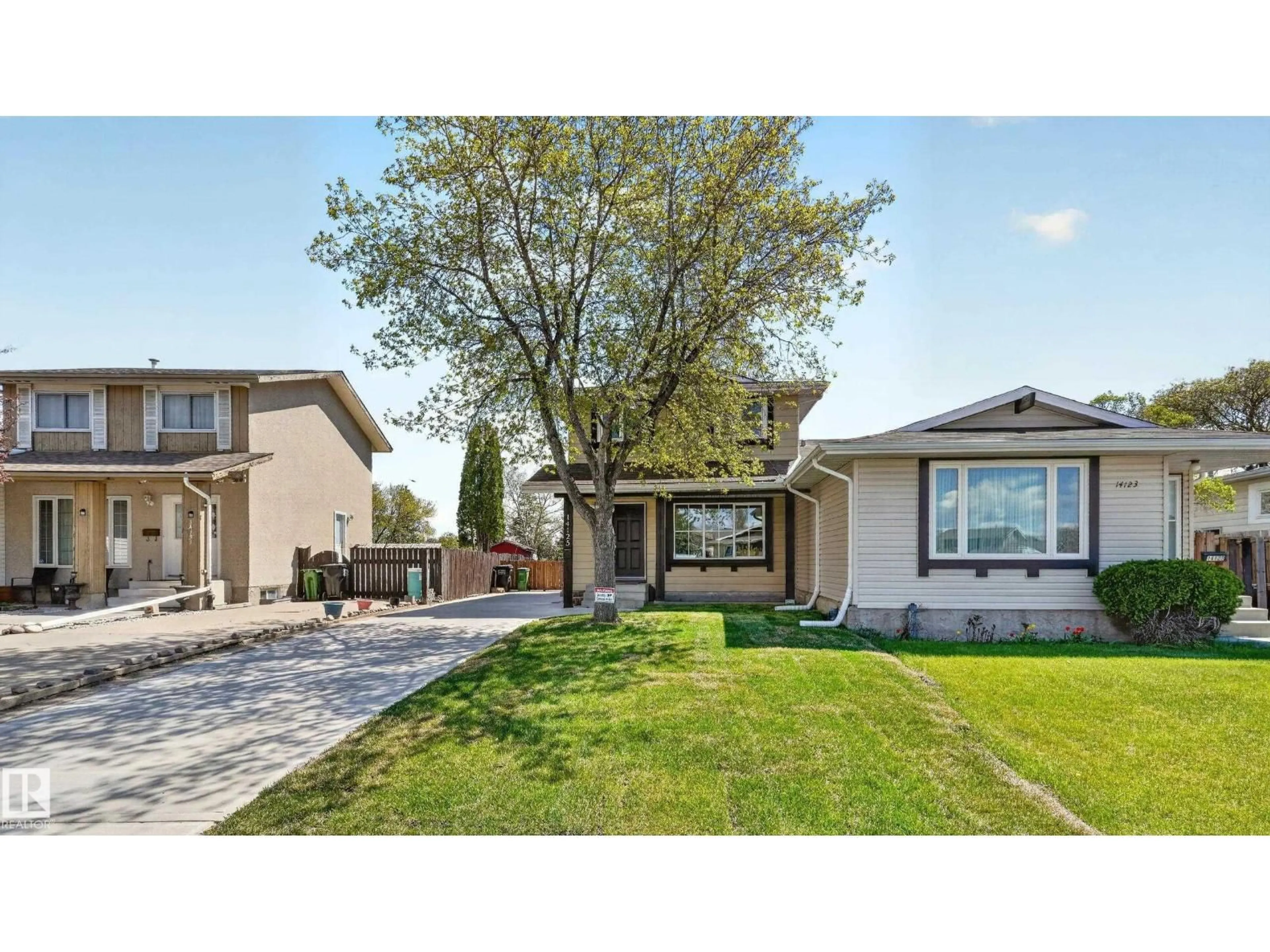 Home with vinyl exterior material, street for 14125 30 ST, Edmonton Alberta T5Y1M6