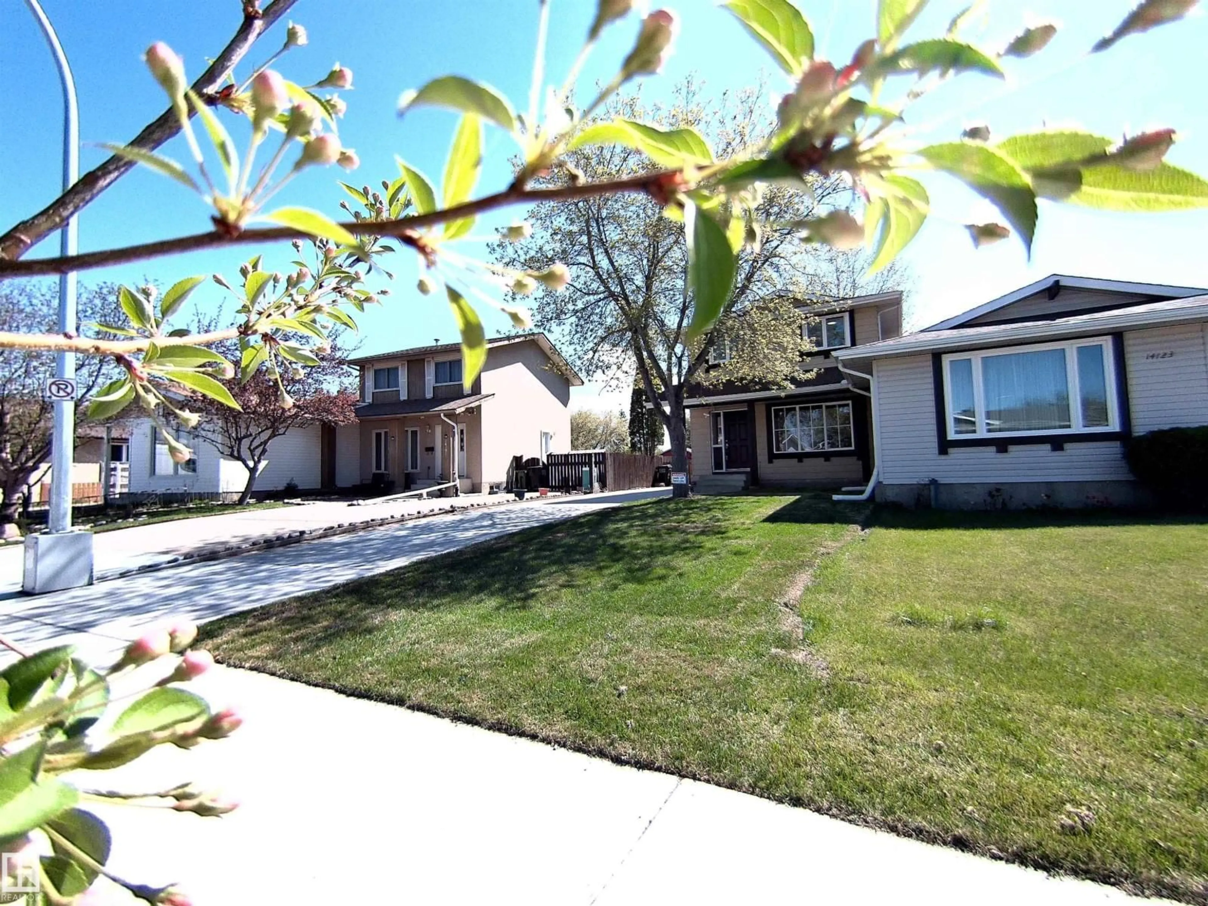 A pic from outside/outdoor area/front of a property/back of a property/a pic from drone, street for 14125 30 ST, Edmonton Alberta T5Y1M6